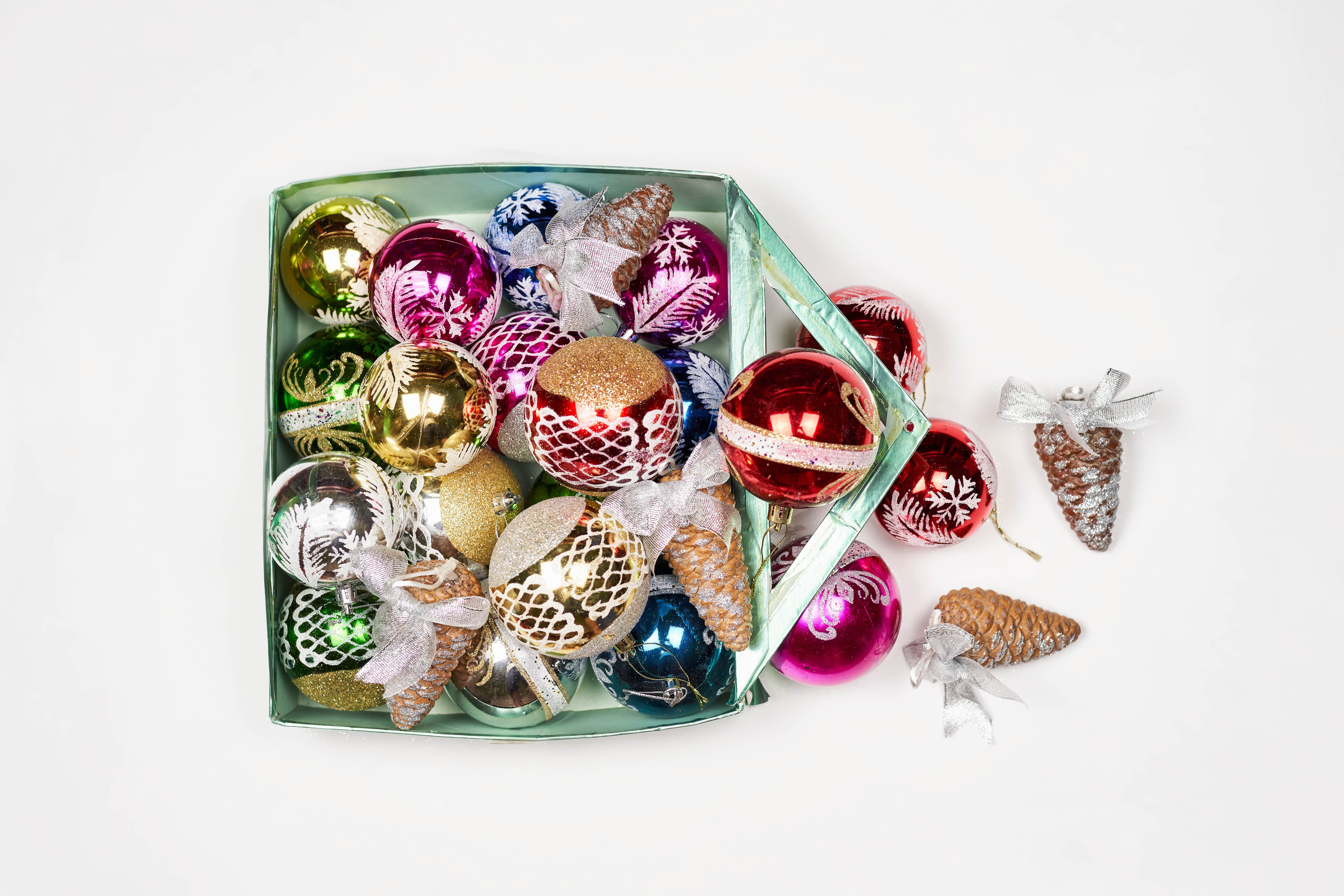 Christmas ornaments and pine cones in a box HD Wallpaper