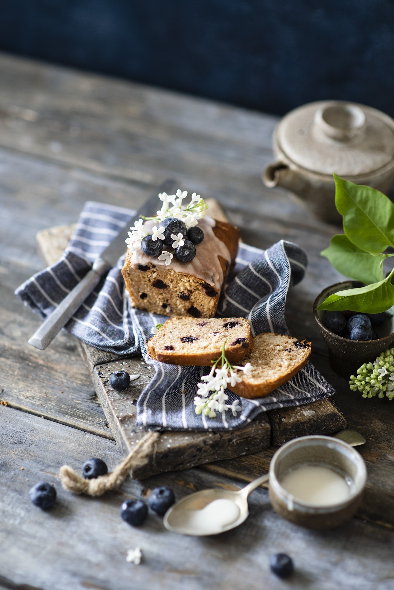 Blueberry loaf cake with glaze and blueberries HD Phone Wallpaper