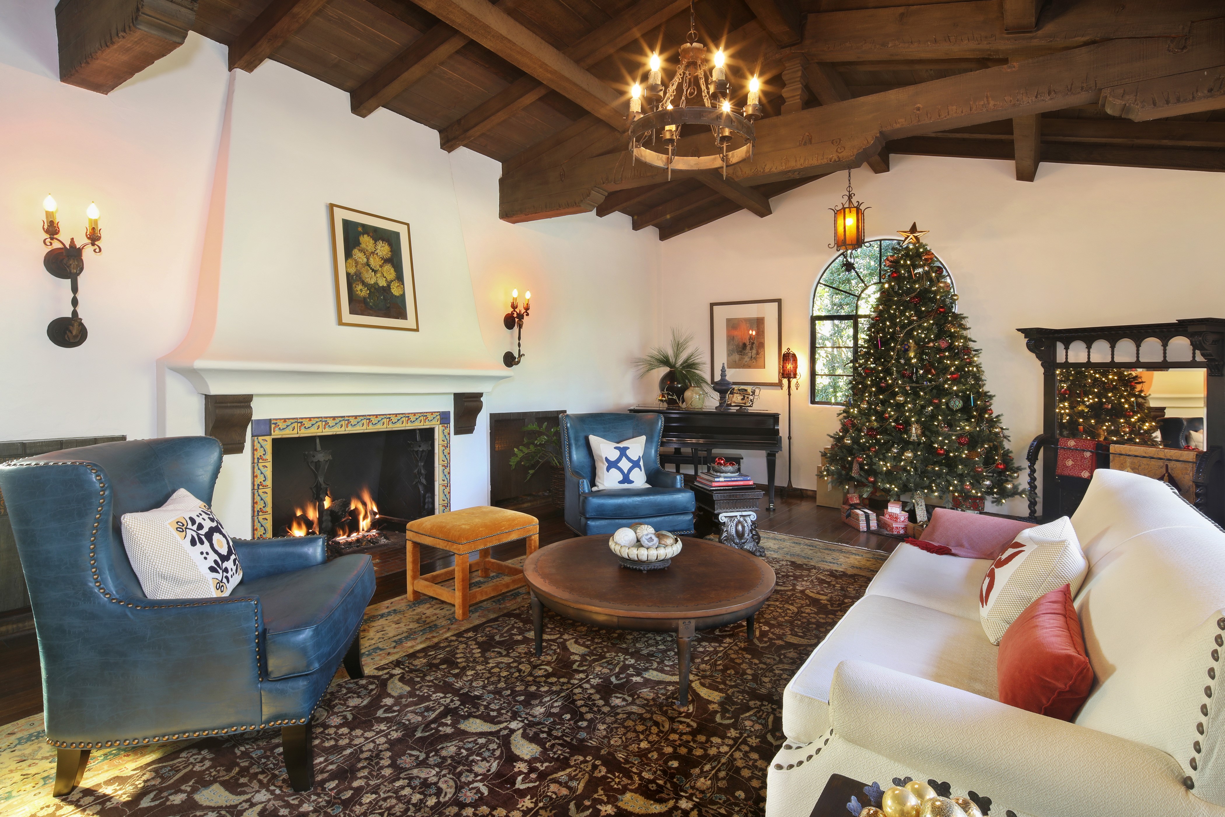 Living room with fireplace and Christmas tree HD Wallpaper
