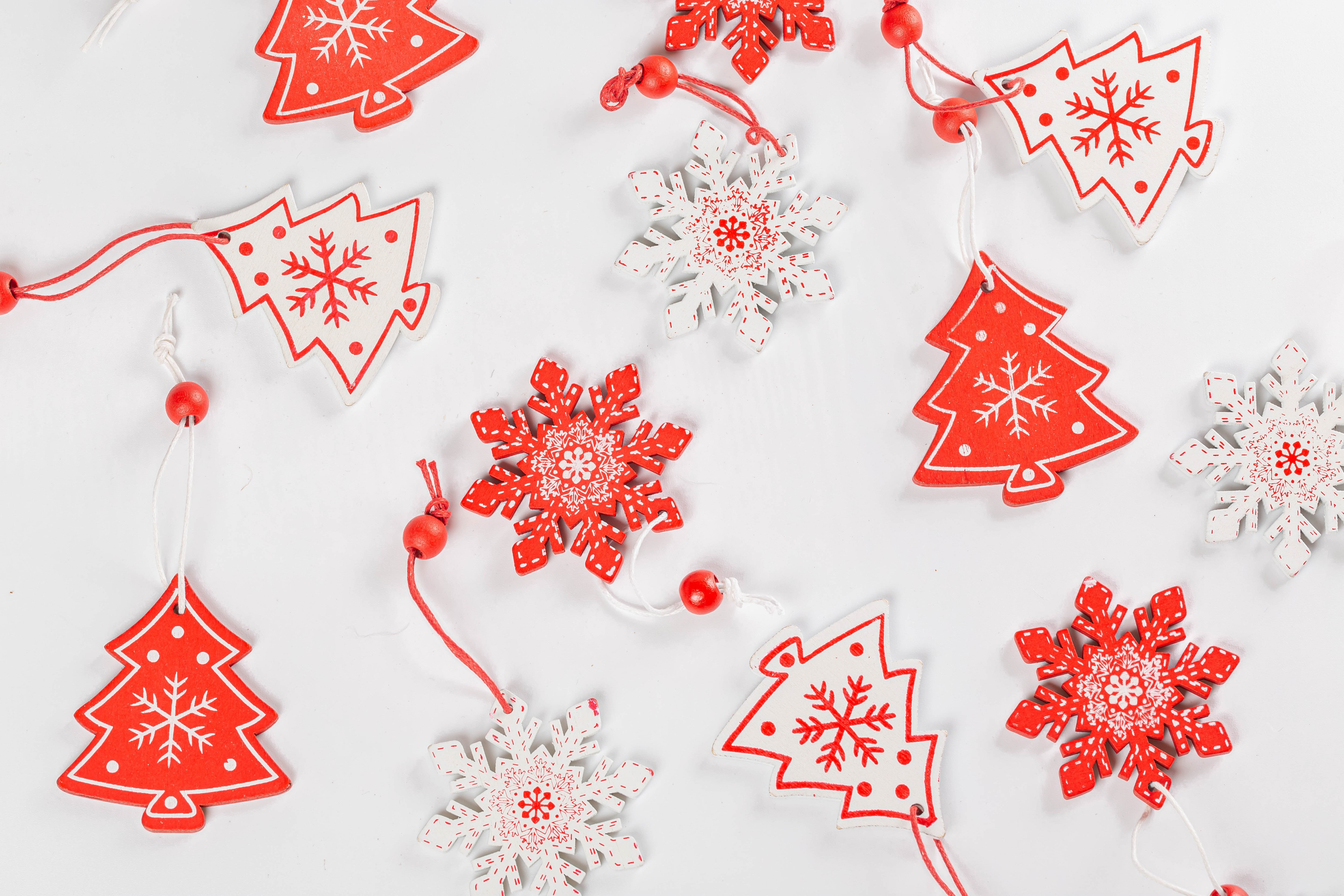Christmas tree and snowflake ornaments on gray background HD Wallpaper