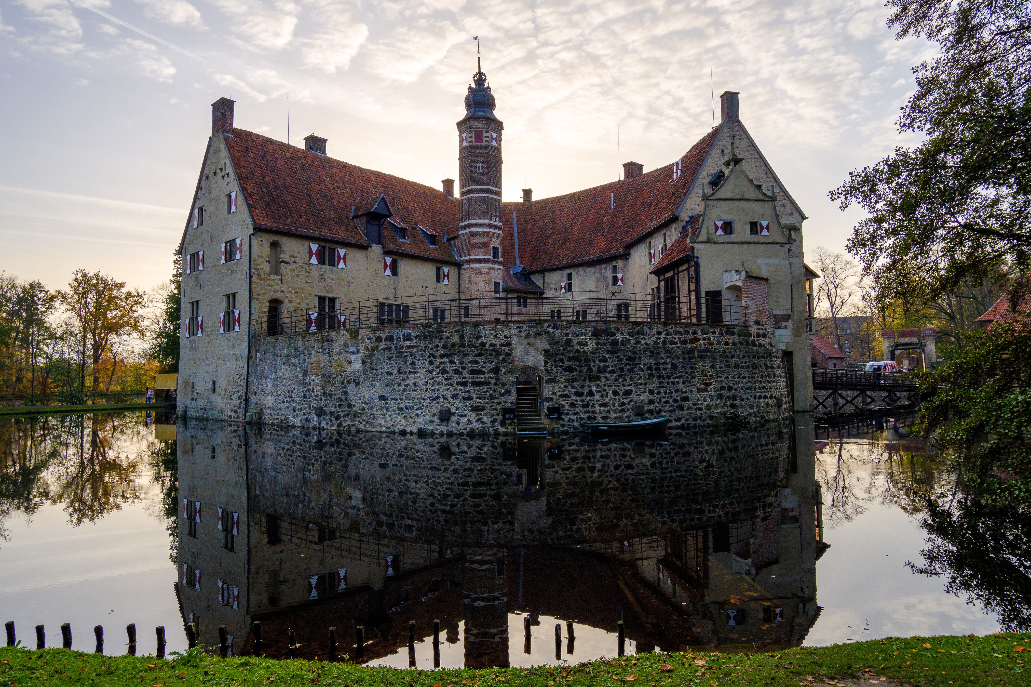 Vischering Castle reflected in a pond in Germany HD Wallpaper