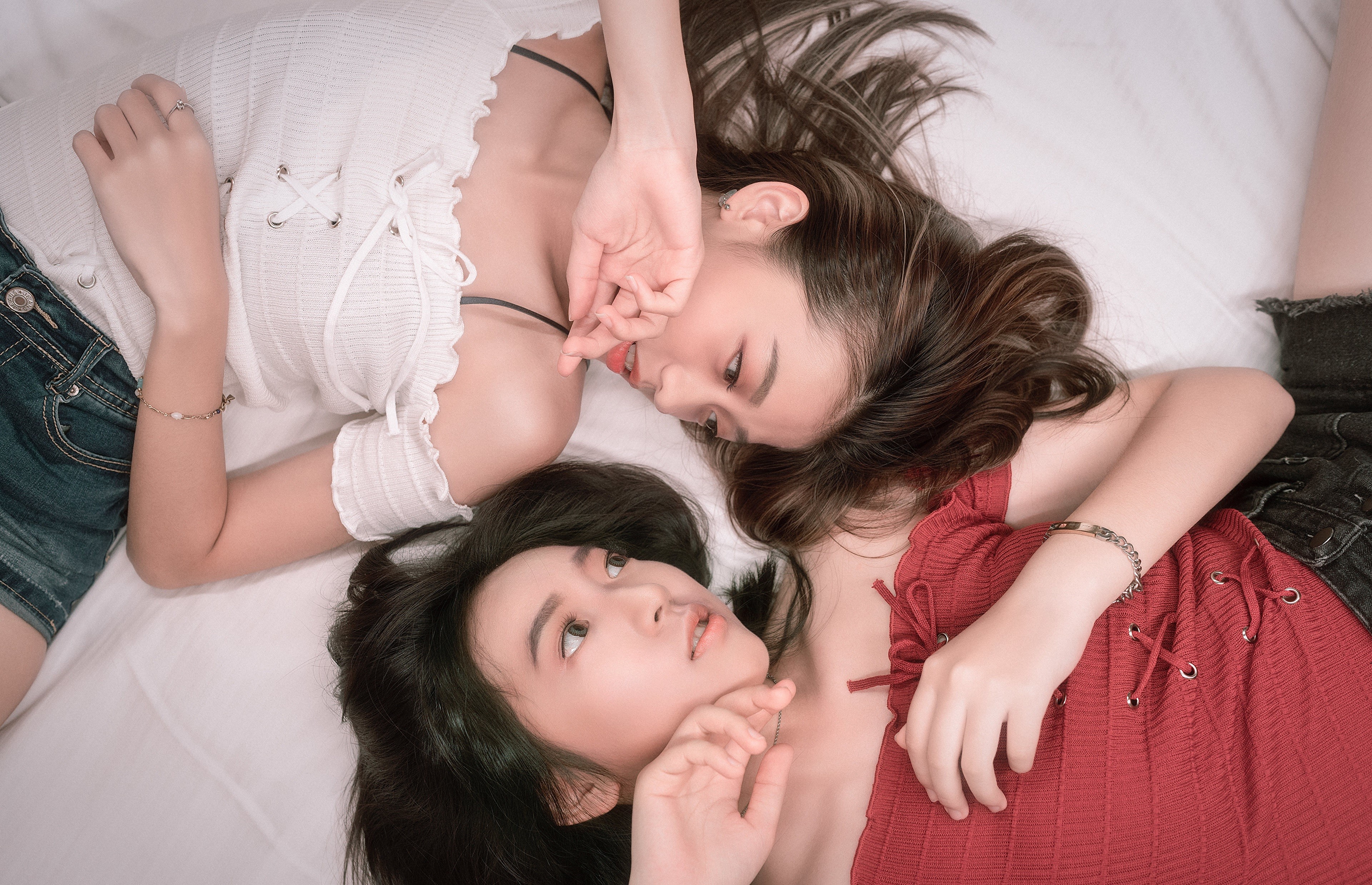 Two Asian girls lying down HD Wallpaper