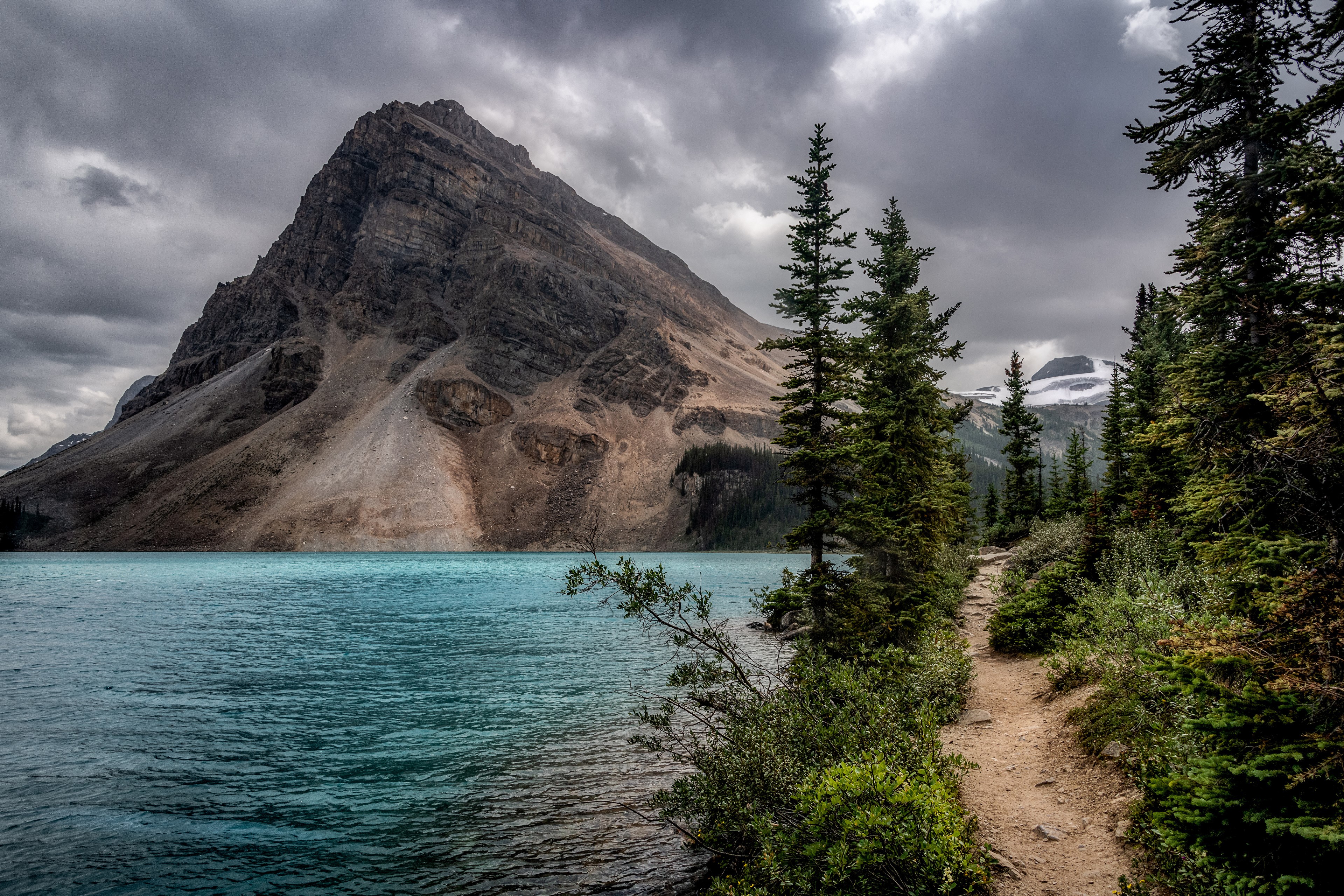4K Bow Lake and Mountains in Banff National Park, Canada HD Wallpaper