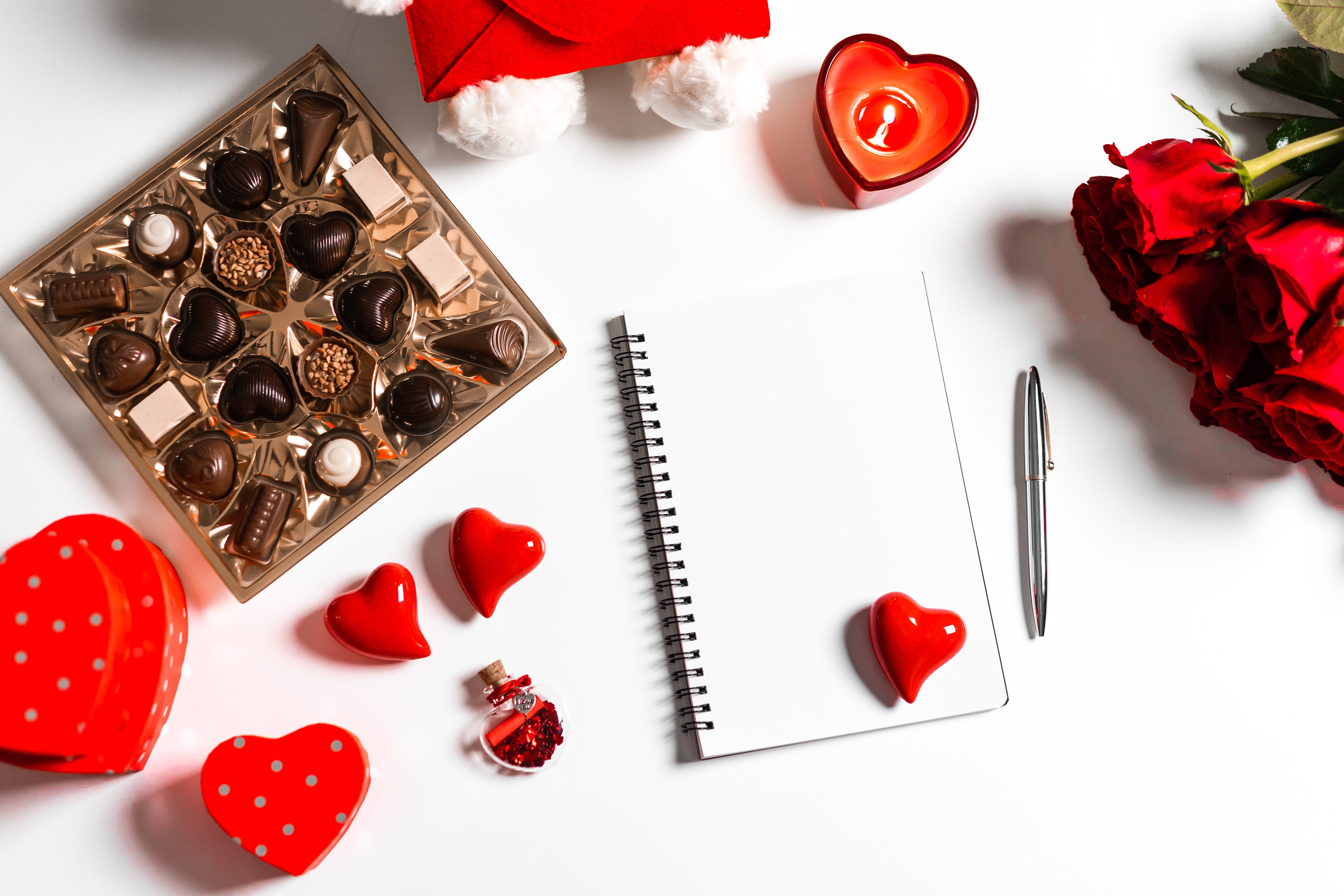 Valentine's Day chocolates, roses, notepad, and pen HD Wallpaper