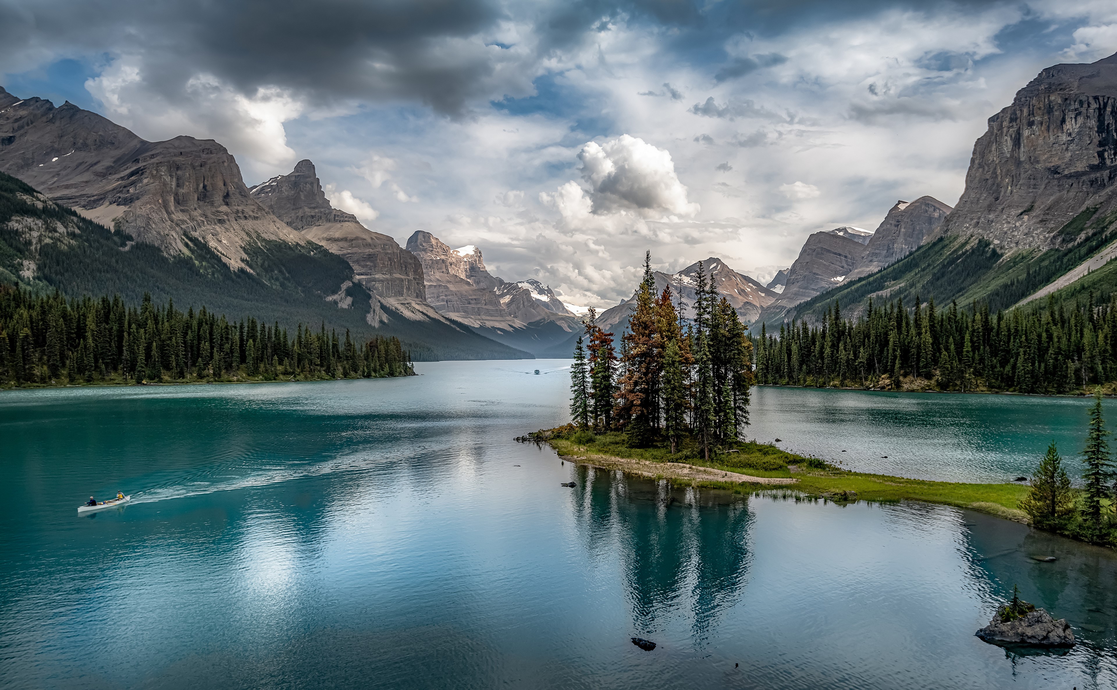 4K Maligne Lake Alberta Mountains HD Wallpaper