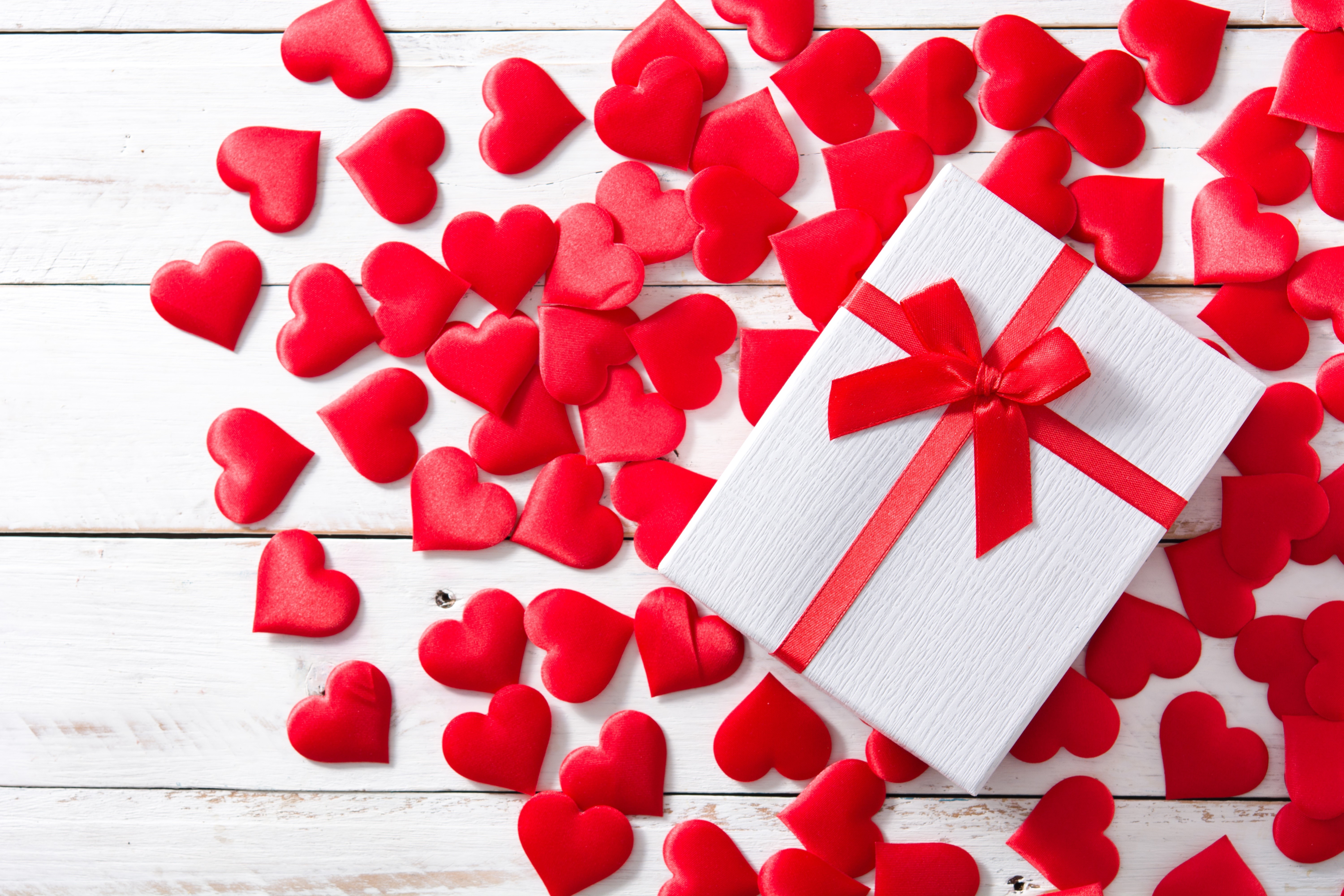 Valentine's Day gift with red hearts HD Wallpaper