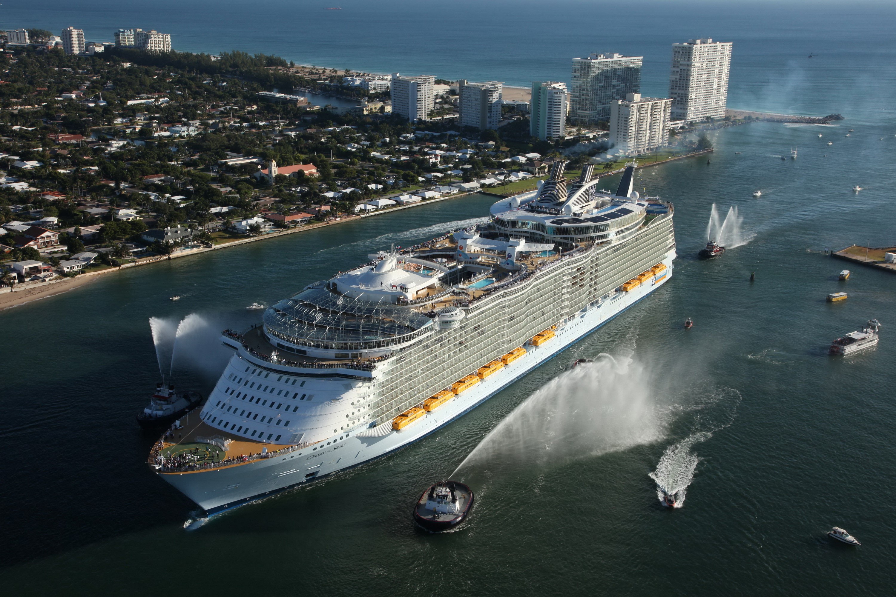 Oasis of the Seas cruise liner in a bay HD Wallpaper