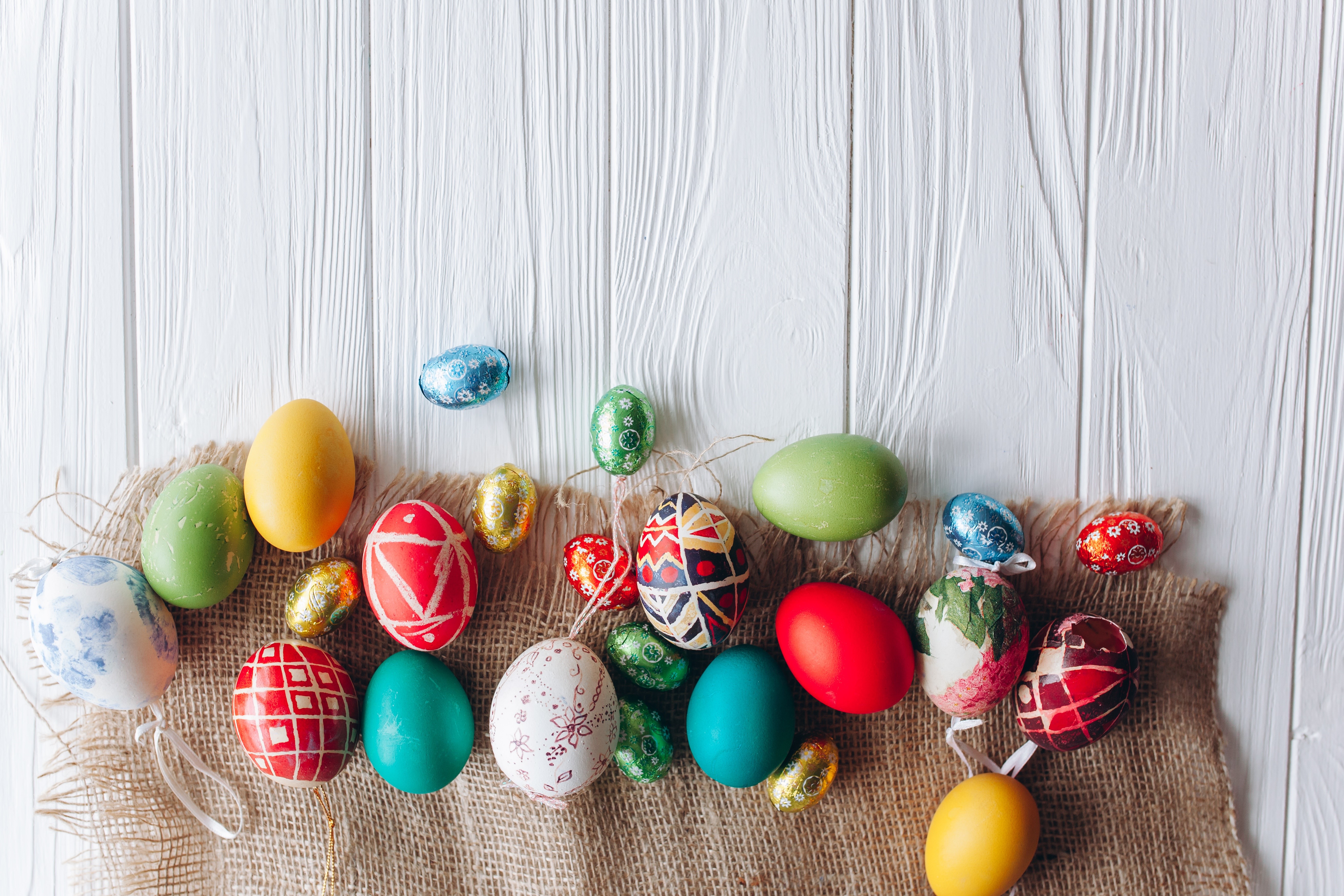 Easter Eggs on White Wood Planks HD Wallpaper