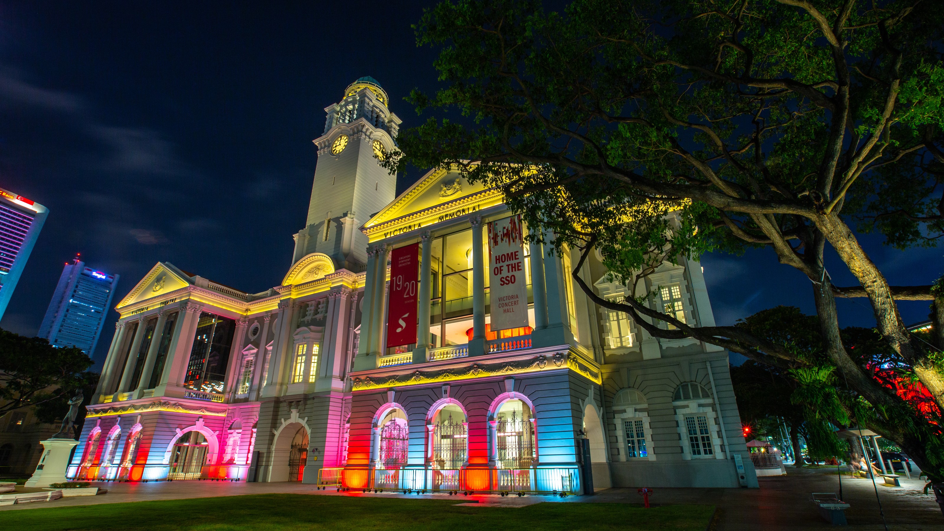 Victoria Concert Hall and Clock Tower at Night, Singapore HD Wallpaper