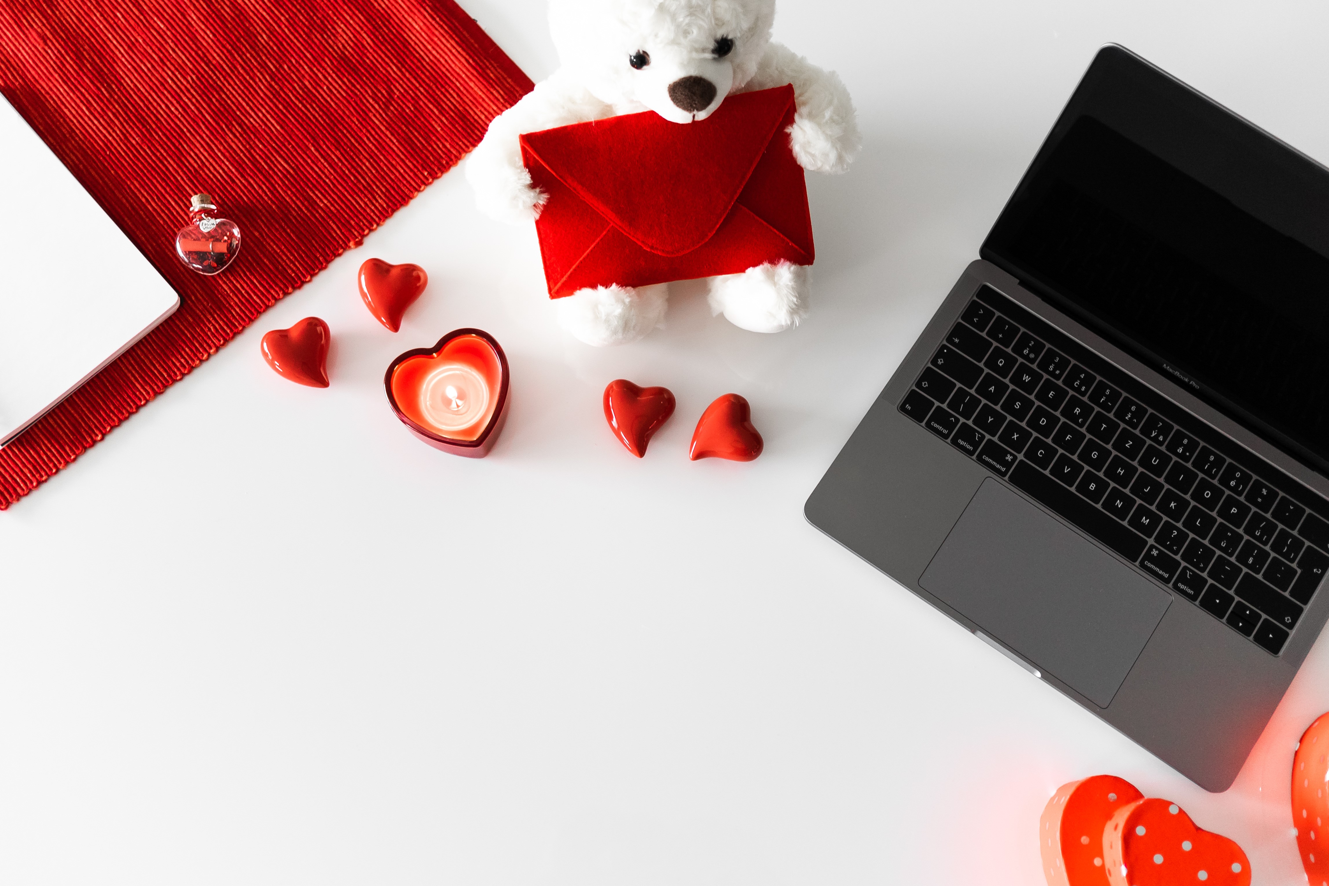 Teddy bear with envelope and laptop on Valentine's Day HD Wallpaper