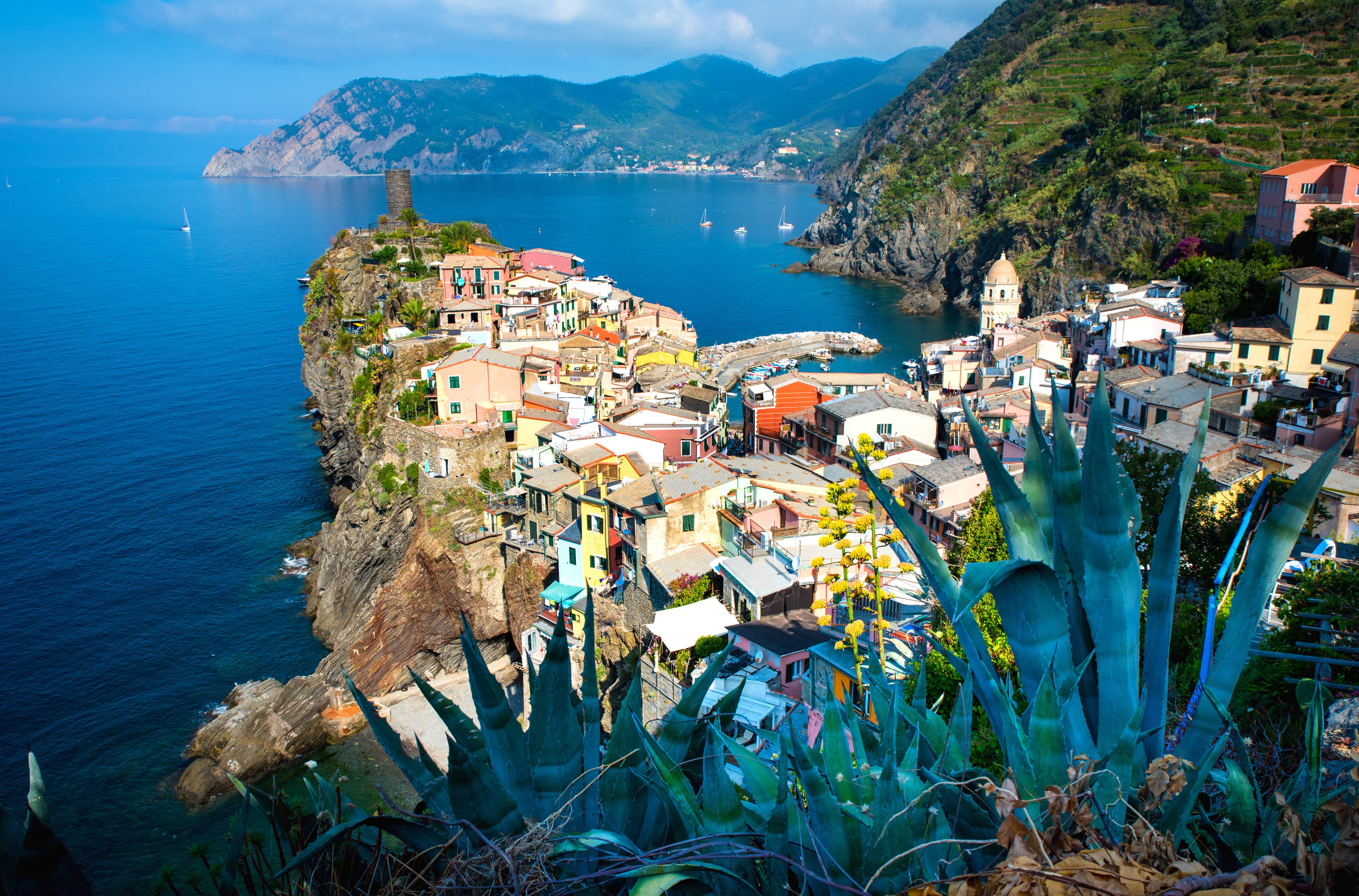Vernazza, Italy: Colorful houses on a rocky crag overlooking the bay HD Wallpaper