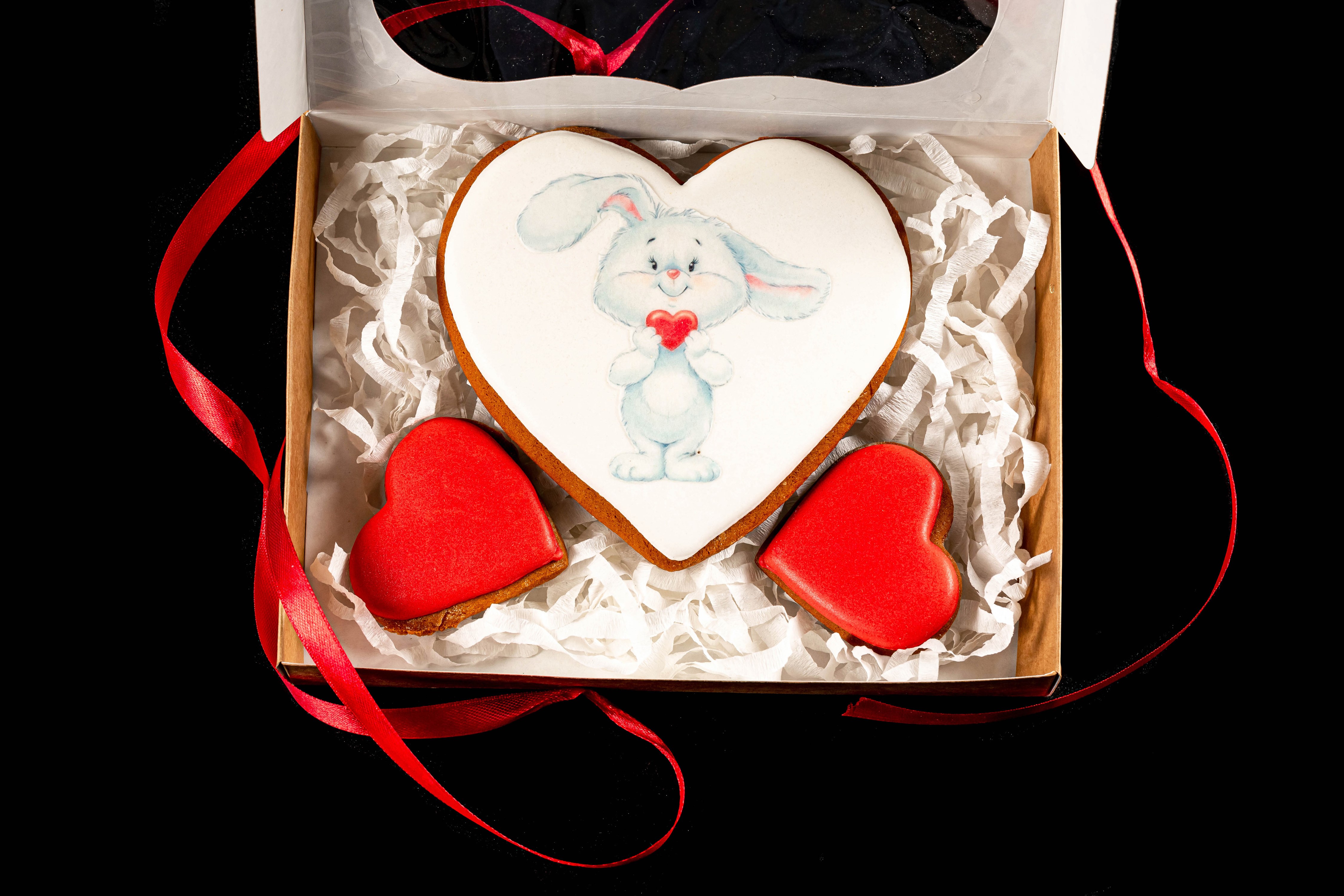 Valentine's Day heart cookies with bunny design HD Wallpaper