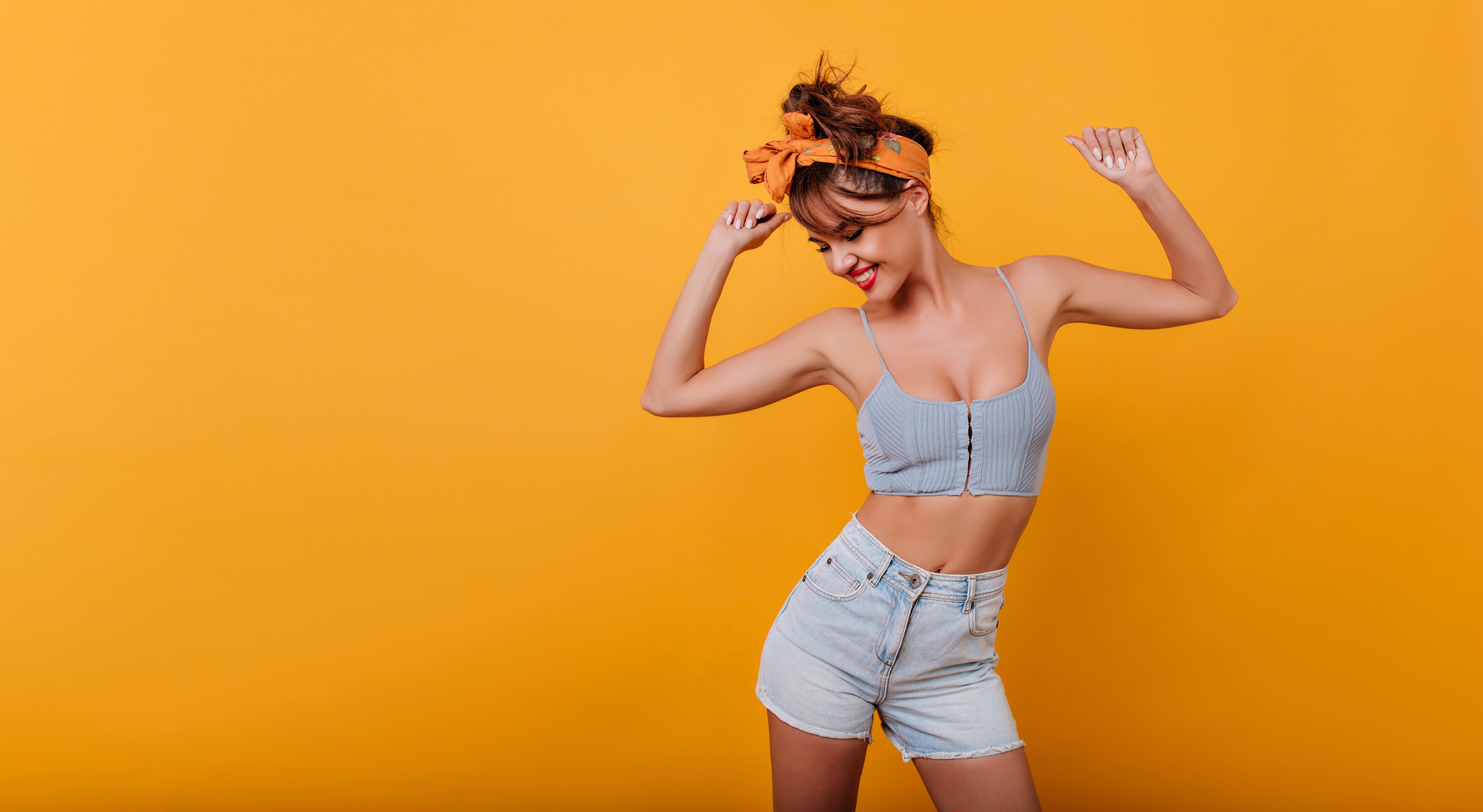 Woman in denim shorts and crop top dancing HD Wallpaper