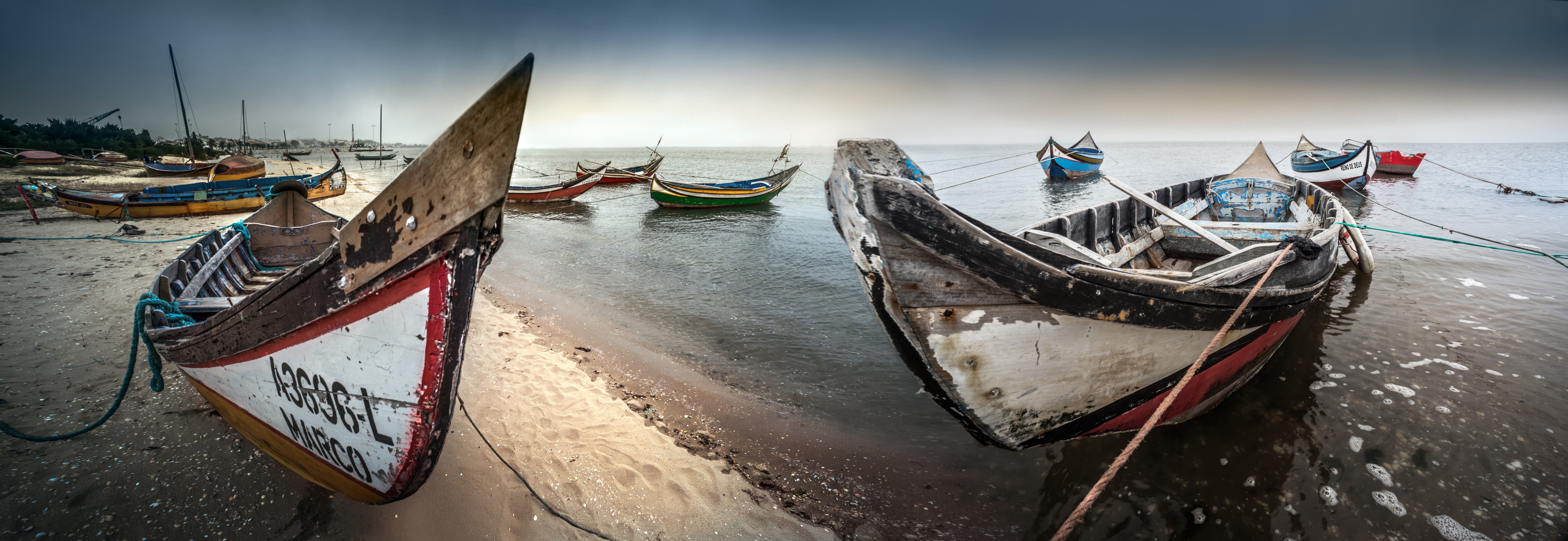 Boats on the coast of Aveiro, Portugal HD Wallpaper
