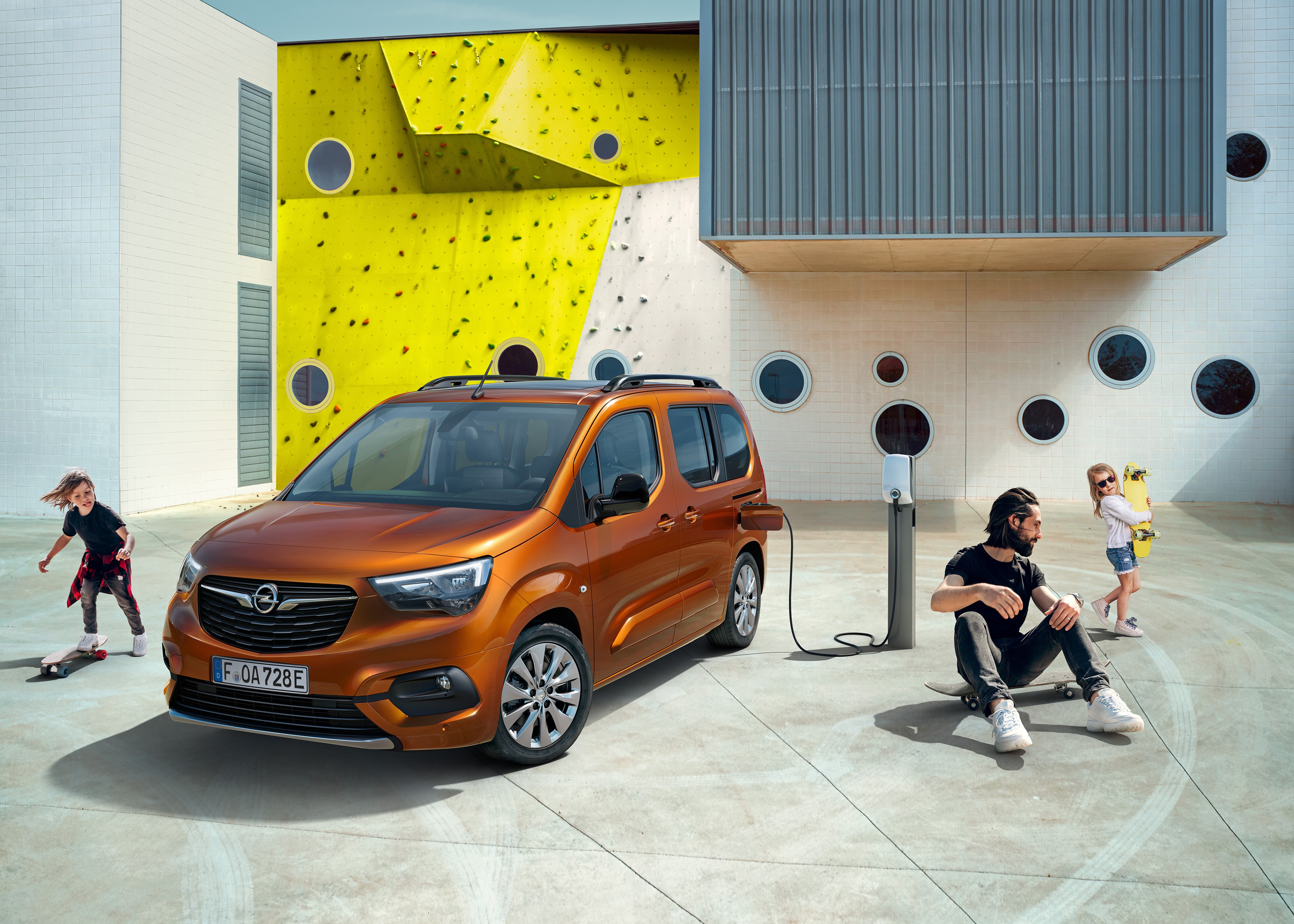 Opel Combo-e Life electric van charging with family HD Wallpaper