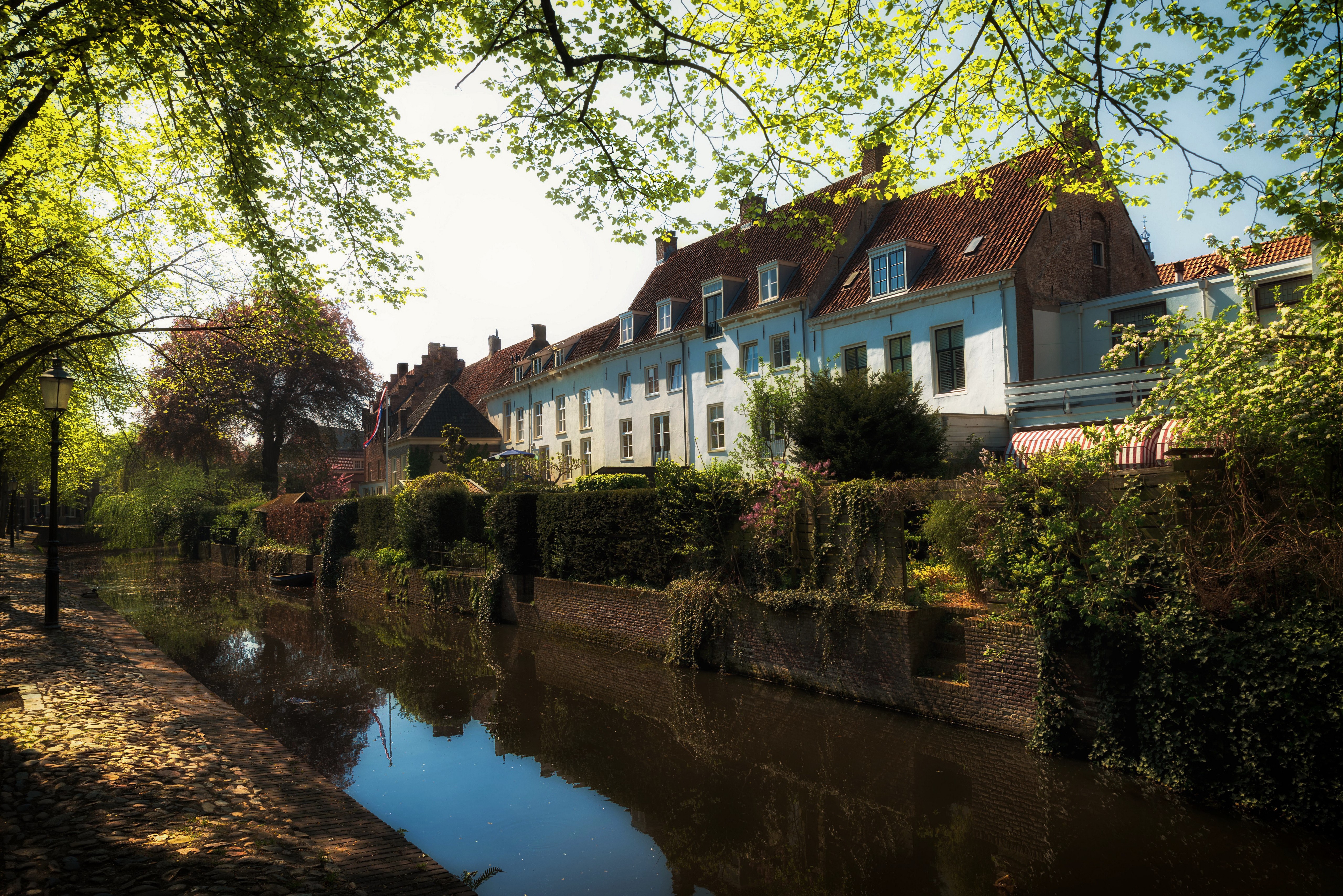 Houses along a canal in Amersfoort, Netherlands HD Wallpaper
