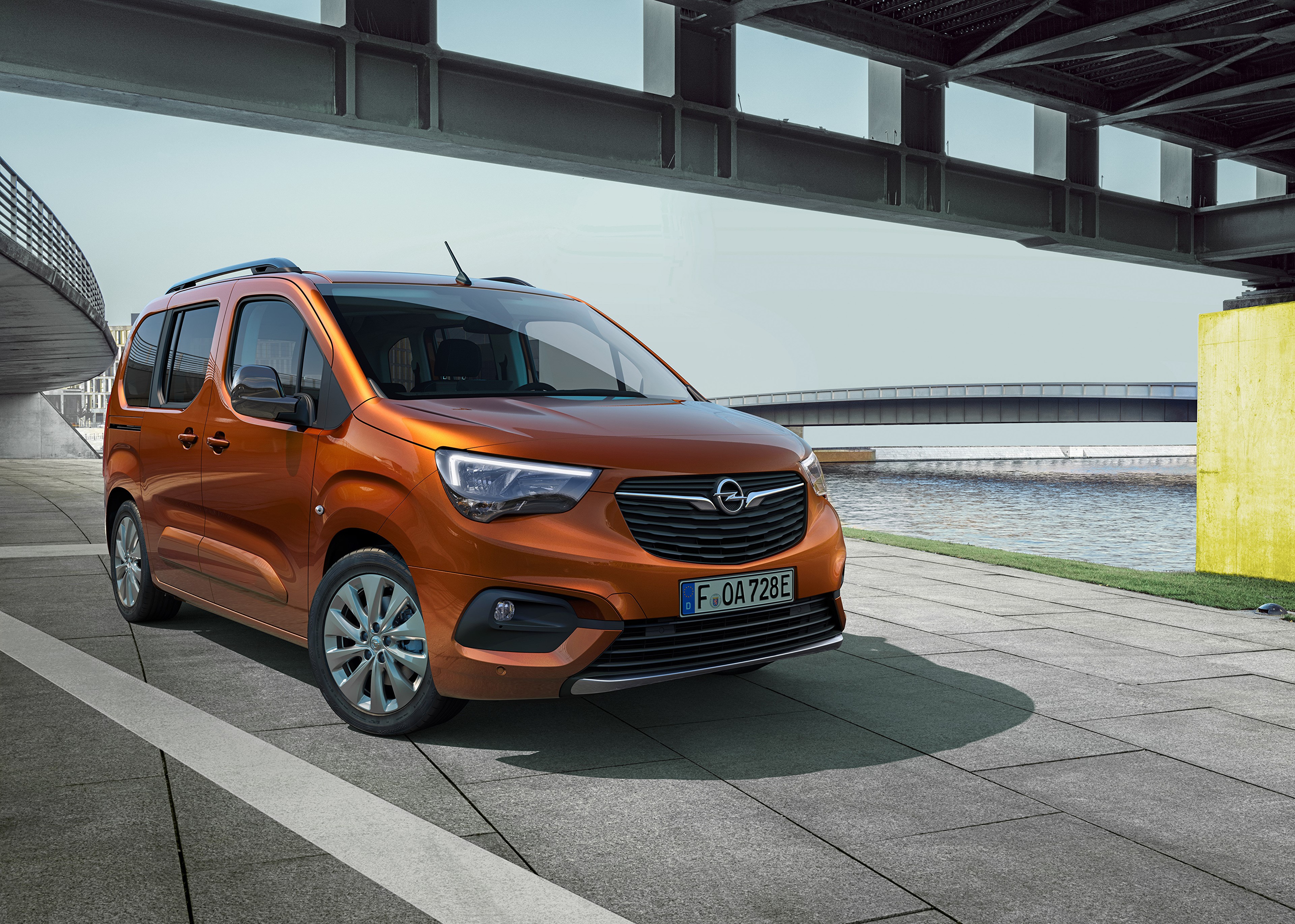 2021 Opel Combo-e Life Van HD Wallpaper
