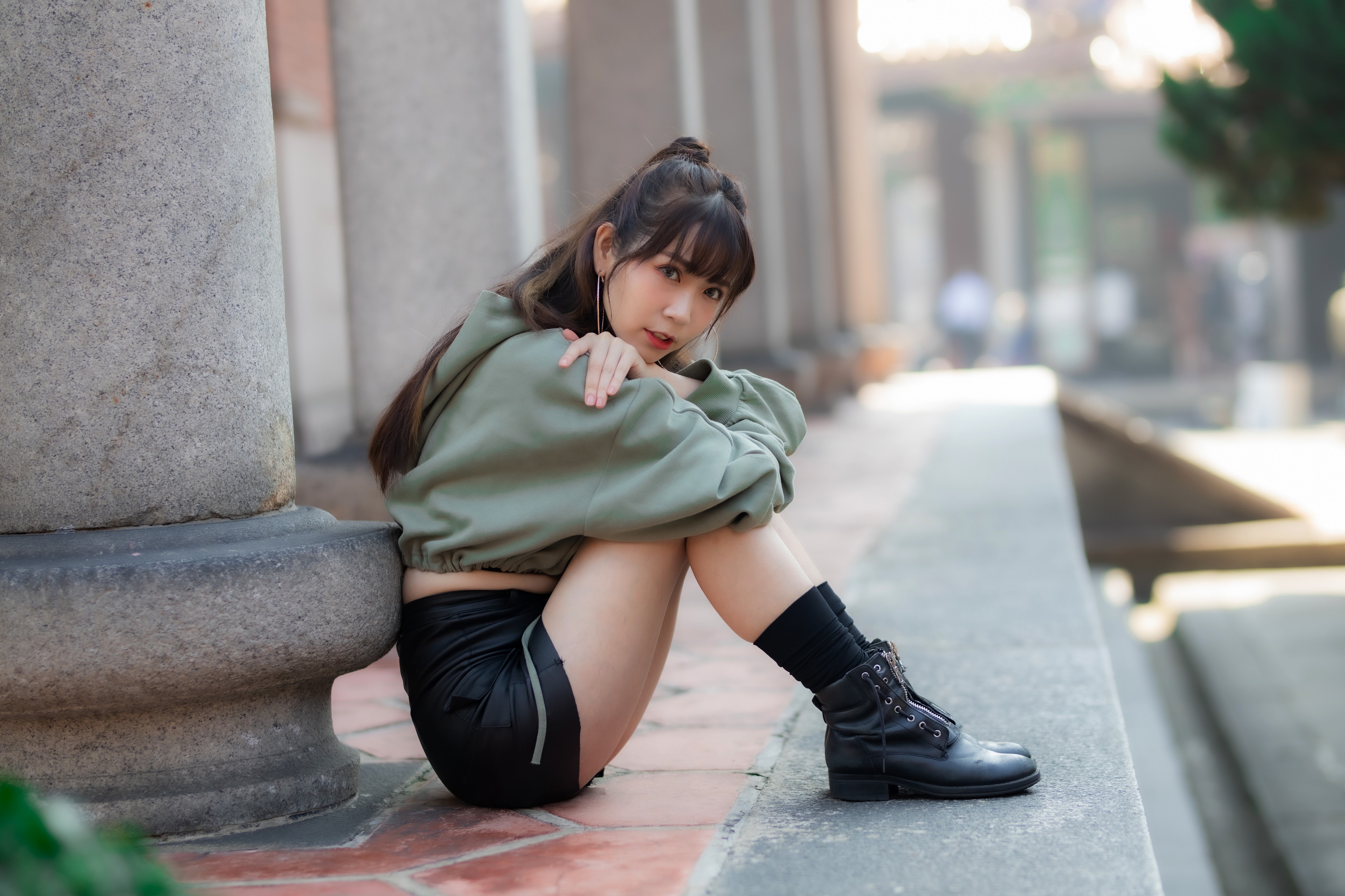 Asian woman sitting by pillars HD Wallpaper
