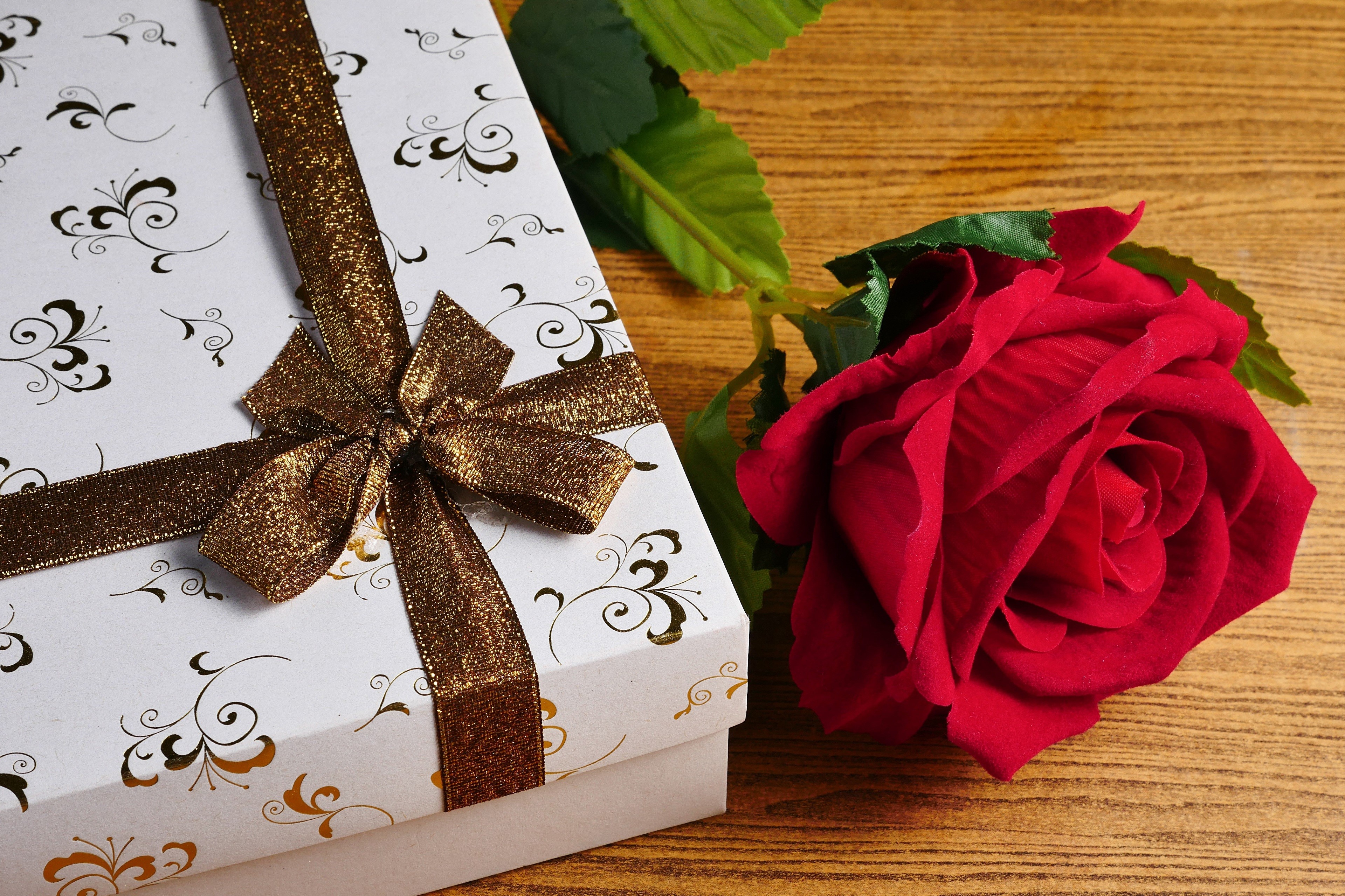 Gift box with ribbon and red rose HD Wallpaper