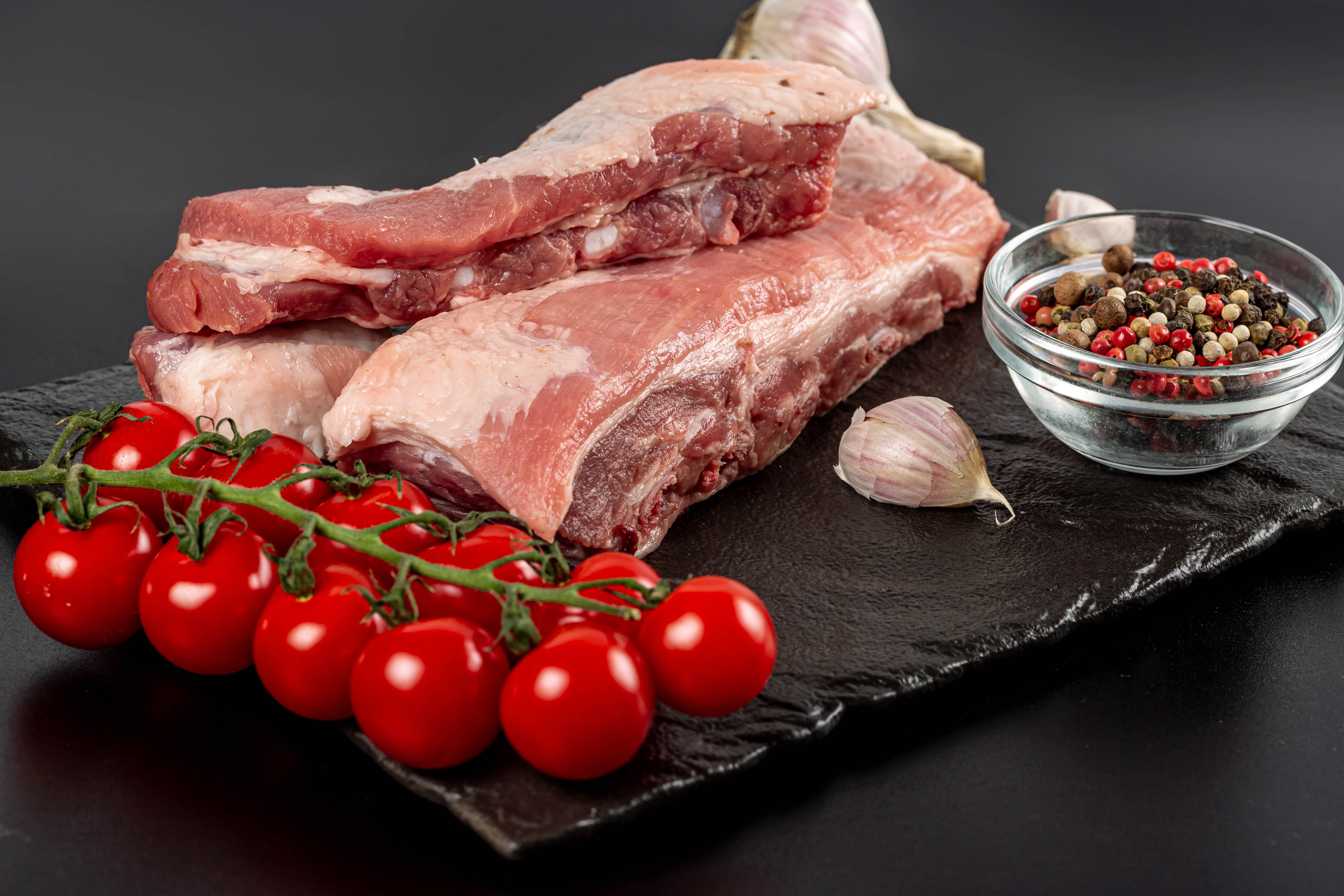 Raw Pork Ribs with Tomatoes, Garlic, and Peppercorns HD Wallpaper