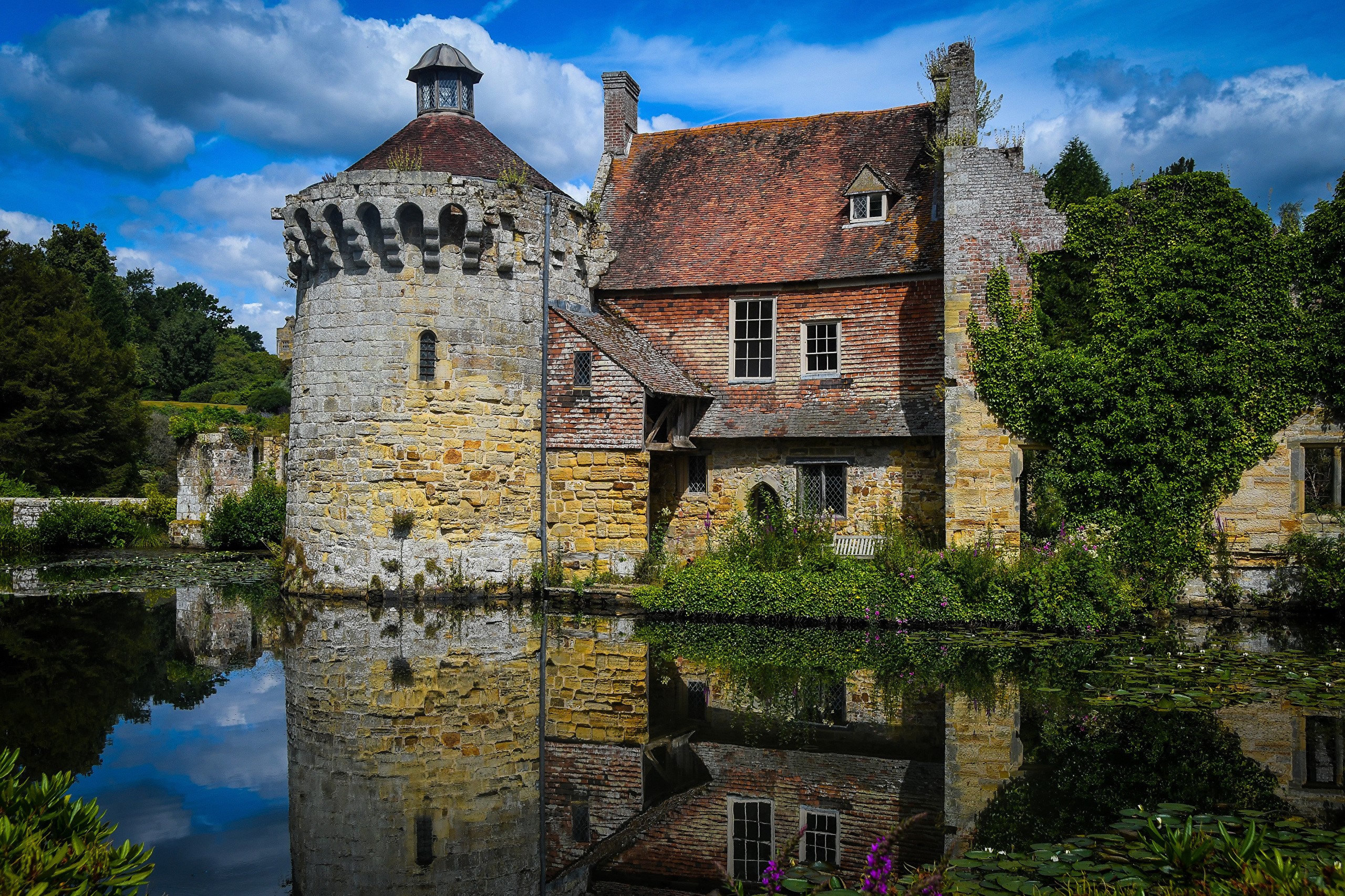 Castle and house reflected in a pond in Kilndown, England HD Wallpaper