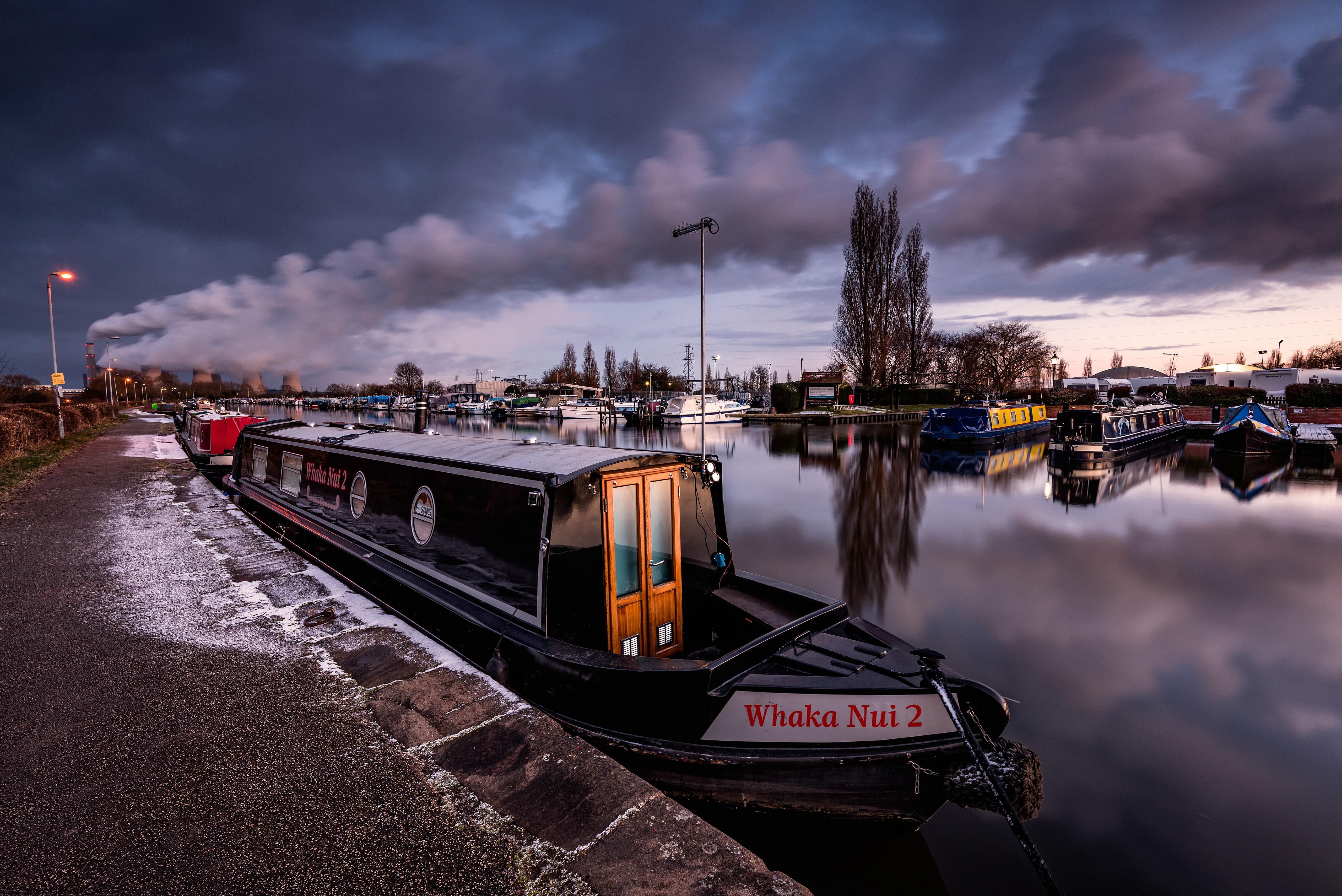 Narrowboats on River Trent near Sawley, England HD Wallpaper