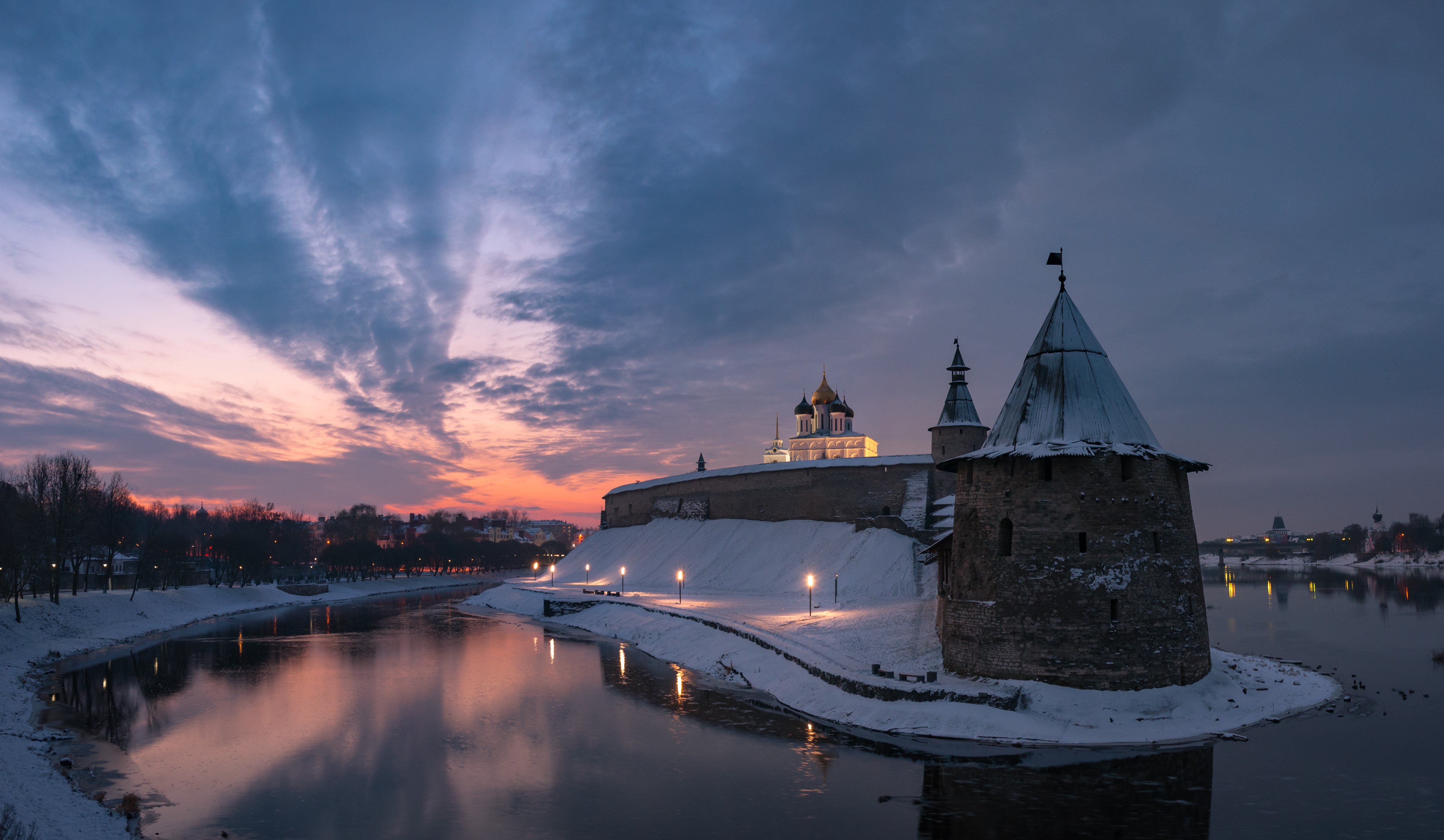 Pskov Krom fortress at sunrise over the river HD Wallpaper