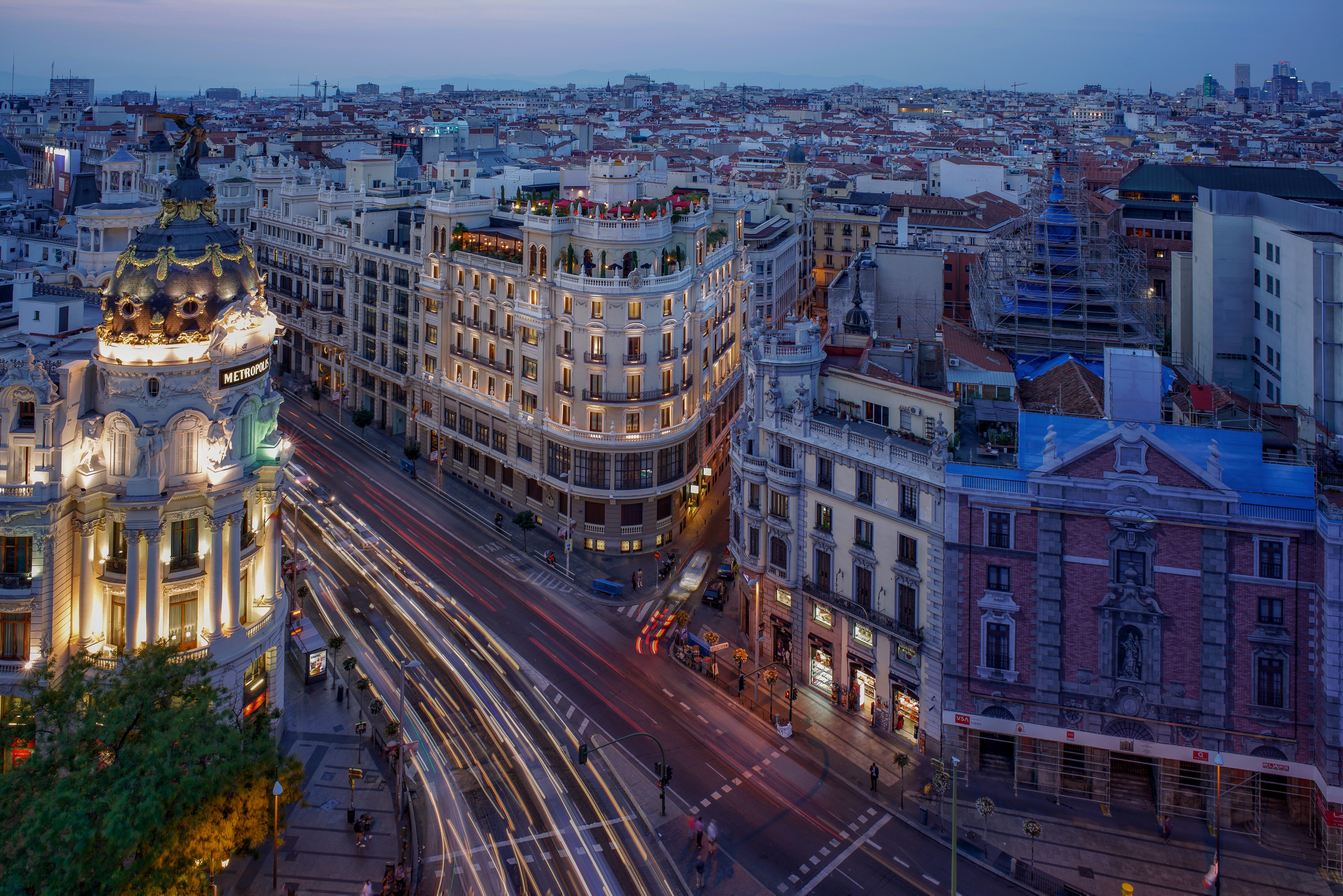 Metropolis Building and Madrid cityscape at dusk HD Wallpaper
