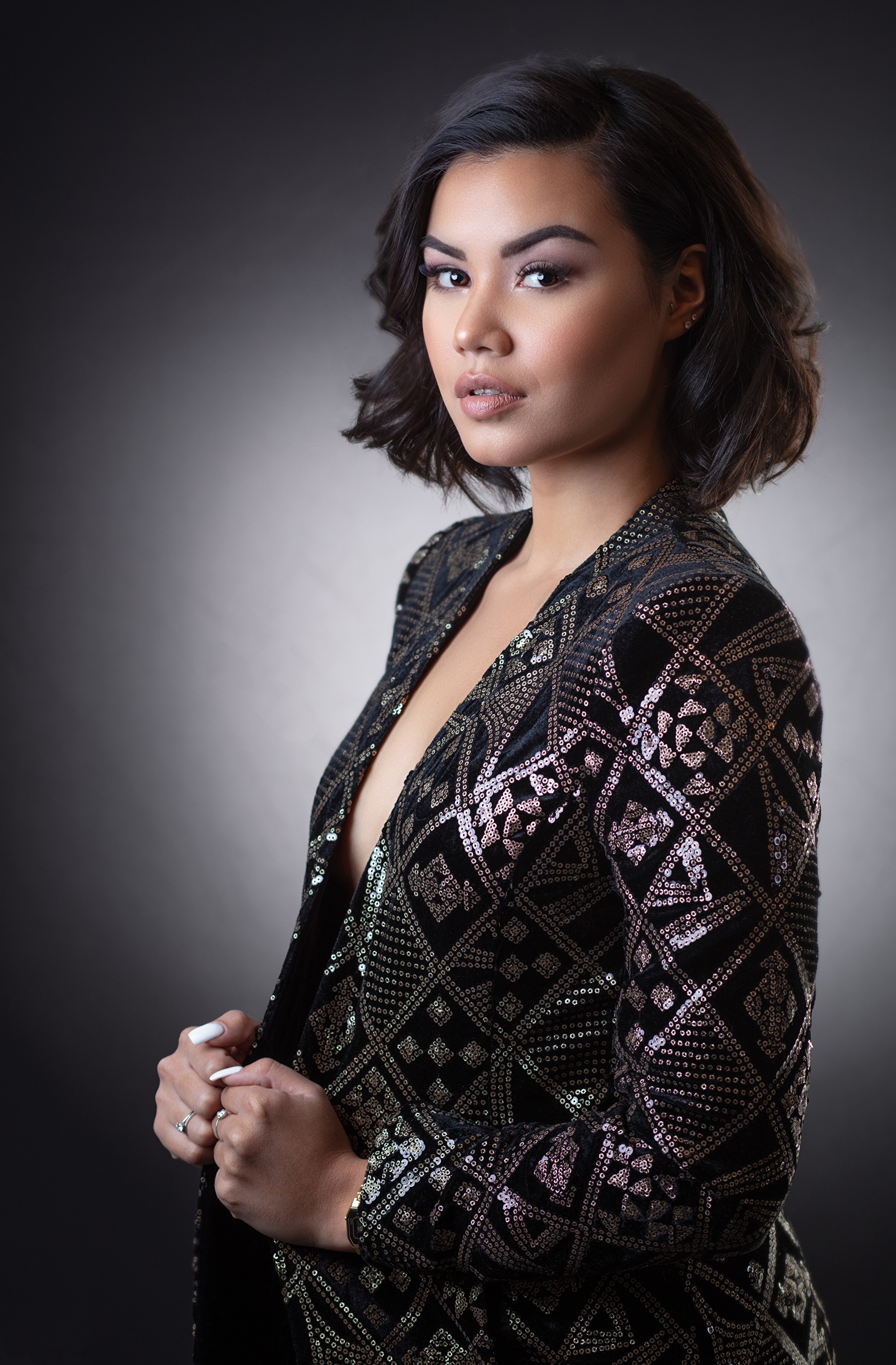 Woman in a sequined jacket HD Phone Wallpaper