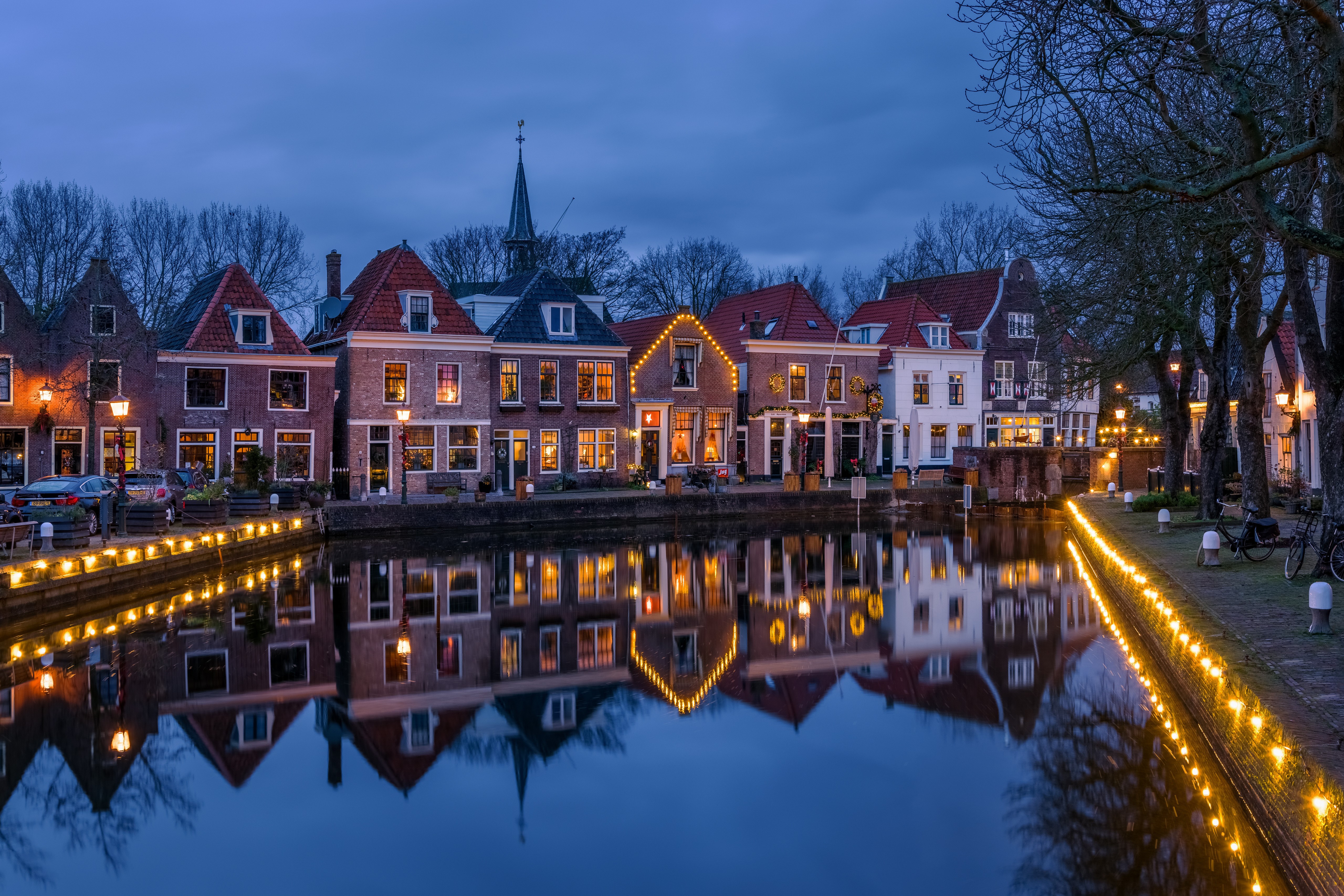 Houses on a canal in Spaarndam, Netherlands at dusk HD Wallpaper