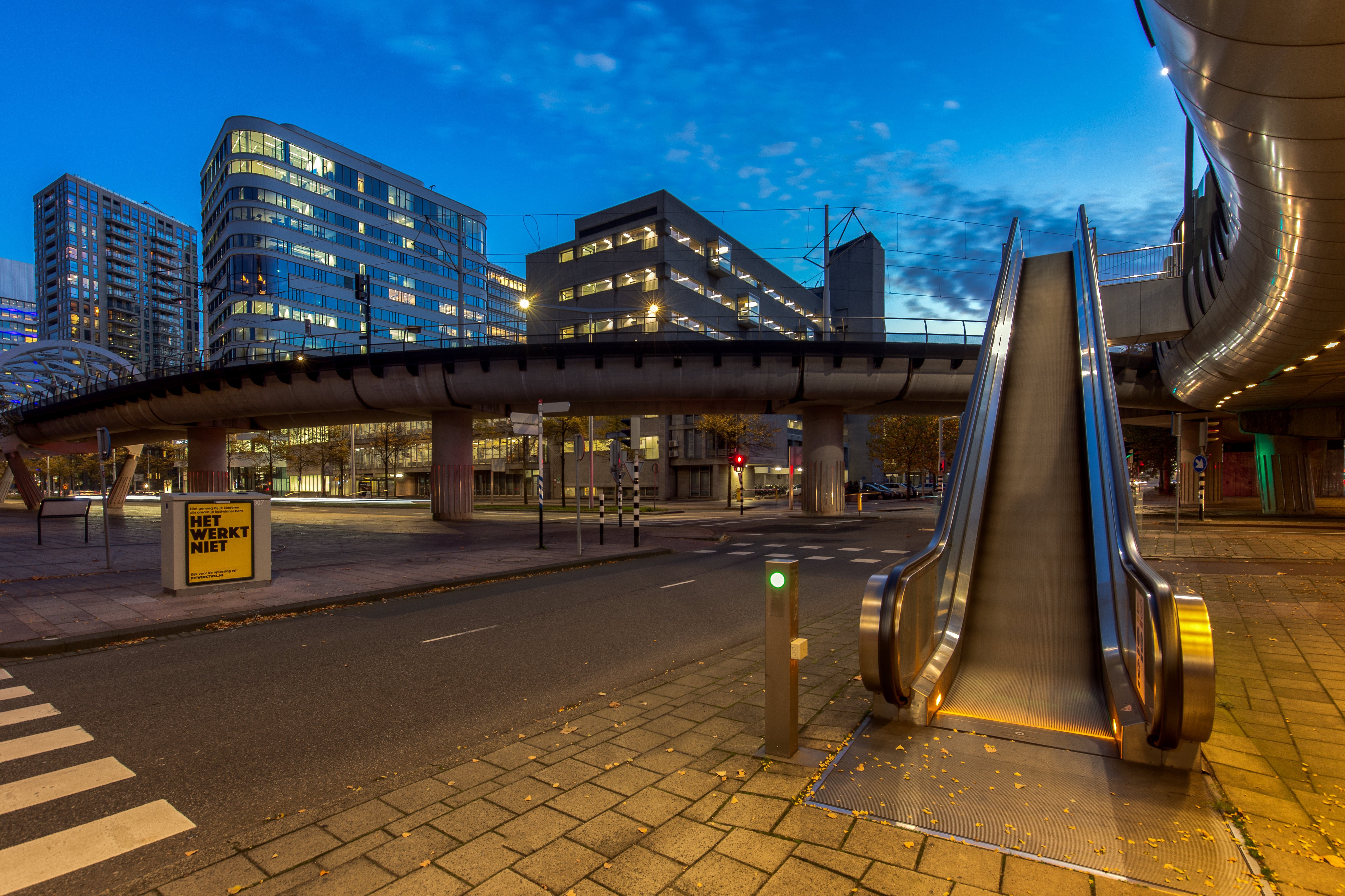 Escalator and buildings in The Hague at dusk HD Wallpaper