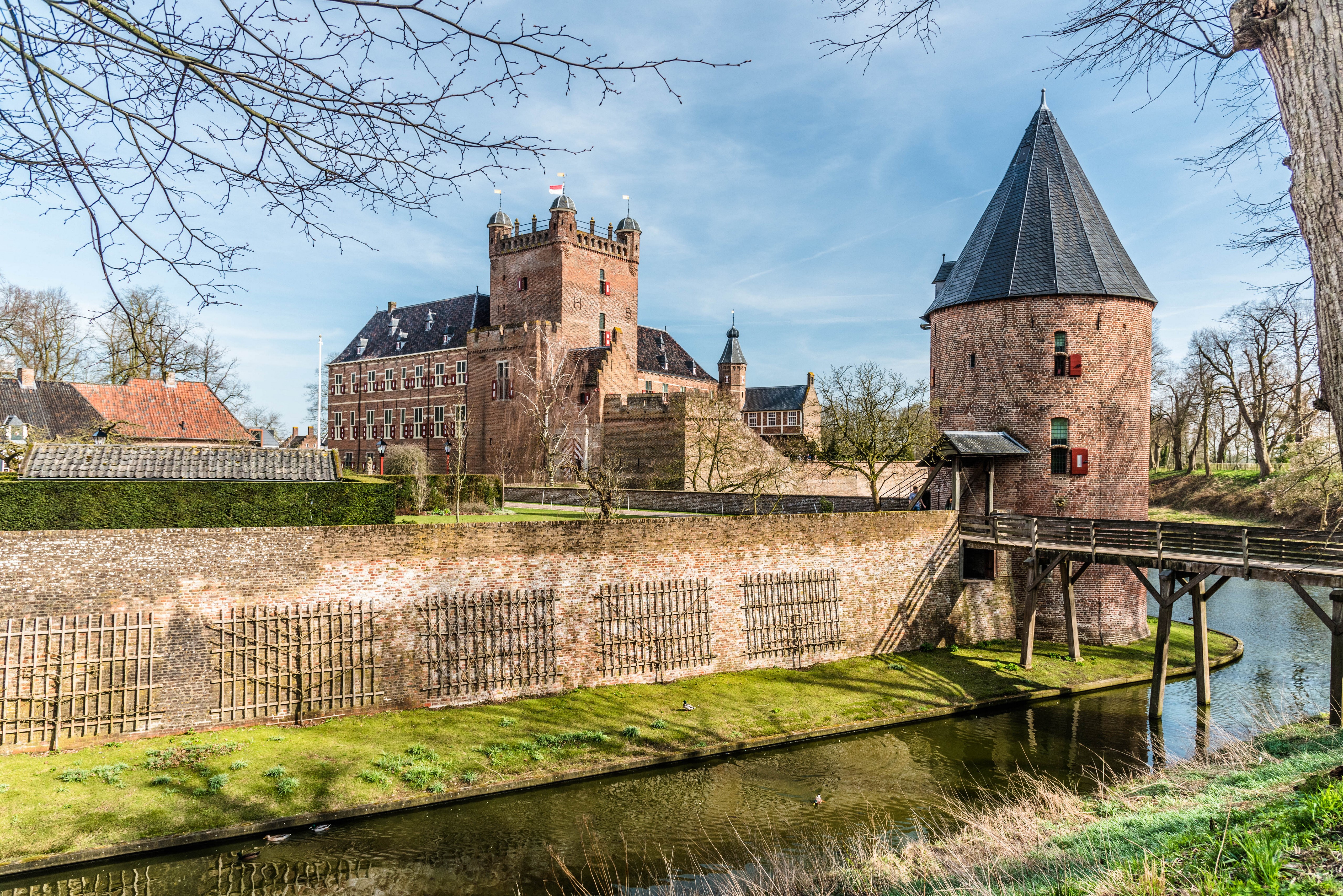 Huis Bergh castle with tower and canal in Netherlands HD Wallpaper