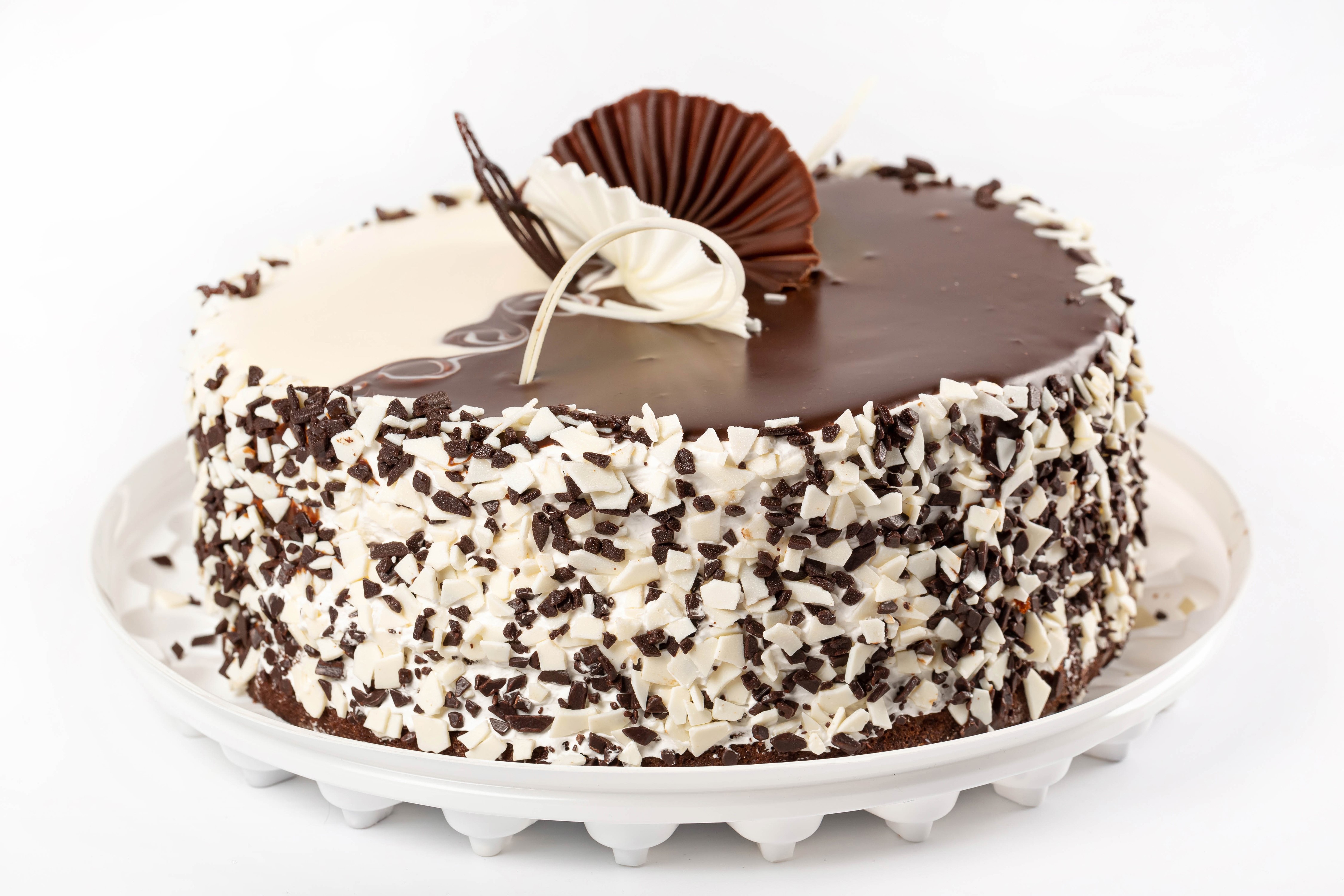 Chocolate and white cake with chocolate shavings HD Wallpaper