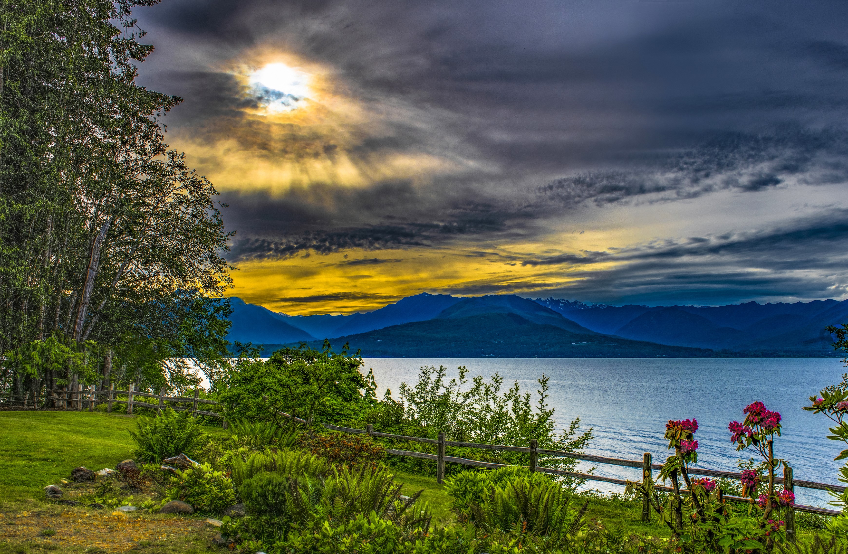 Lake Washington with Mountains and Dramatic Sky HD Wallpaper