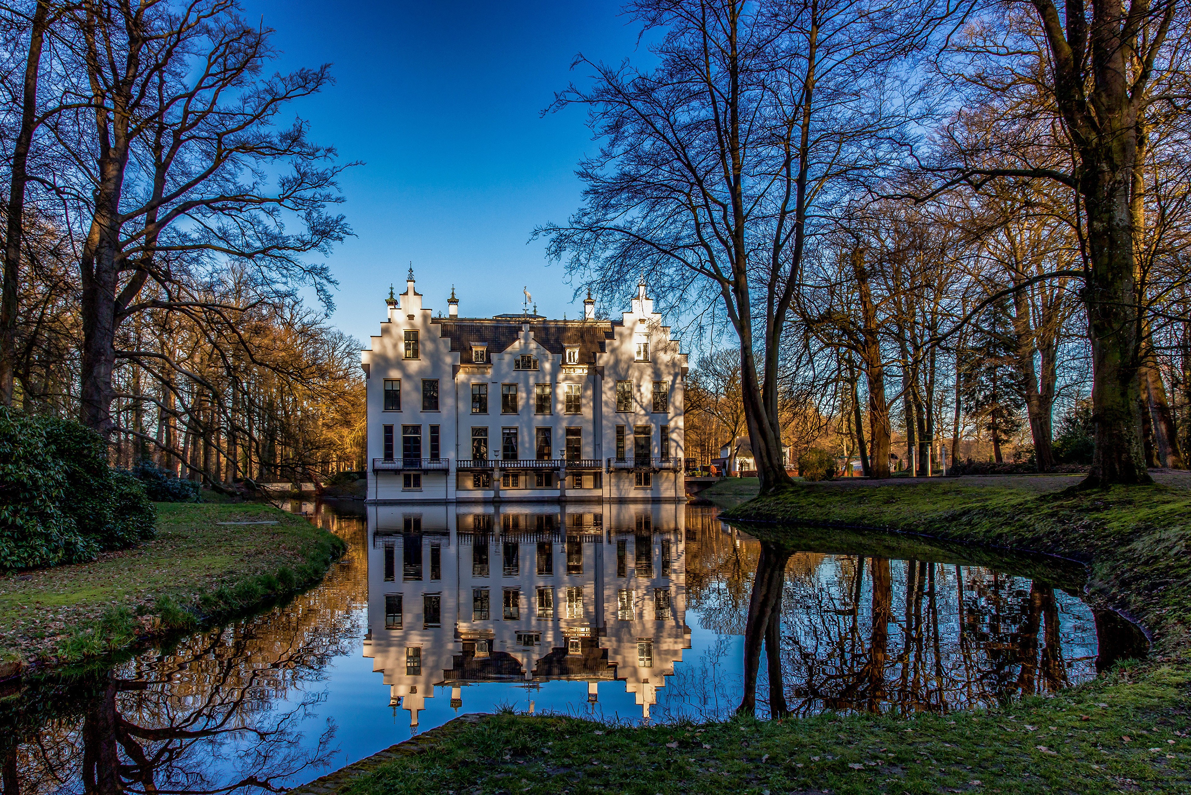 Landgoed Staverden Castle reflected in pond with trees HD Wallpaper