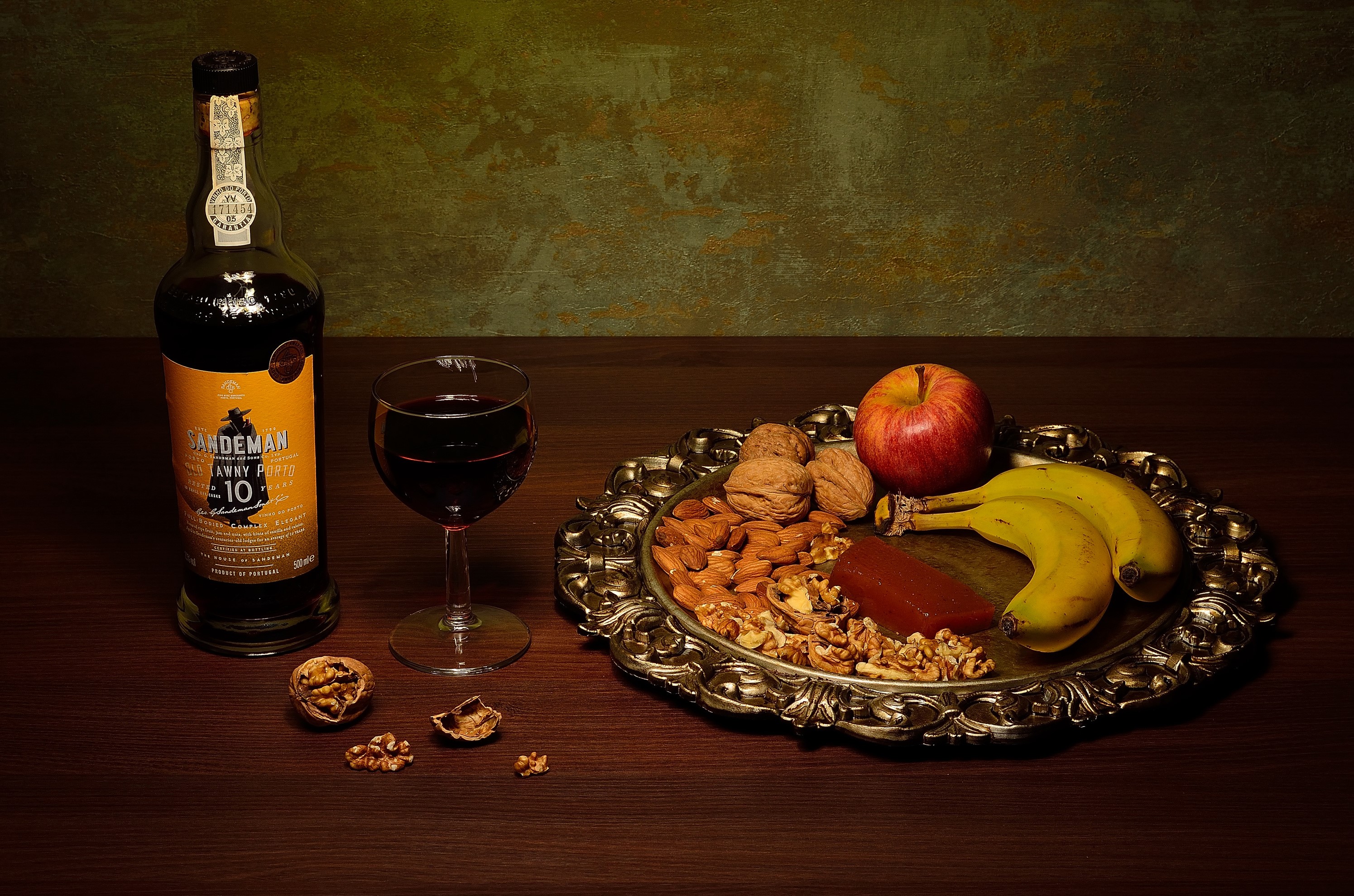 Sandeman Tawny Port 10 Year Old bottle with fruit and nuts HD Wallpaper