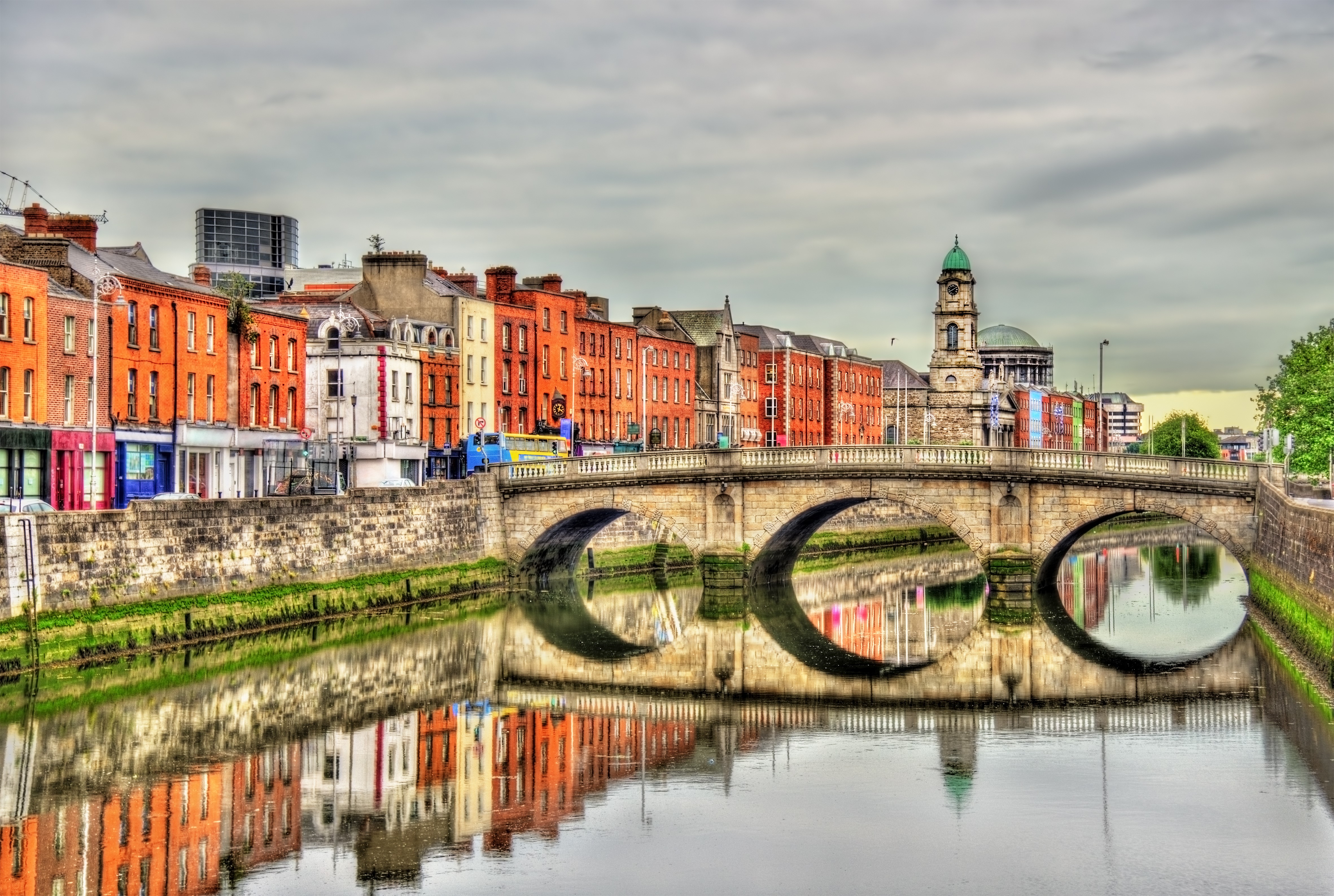 Dublin, Ireland Liffey River Bridge and Buildings HD Wallpaper