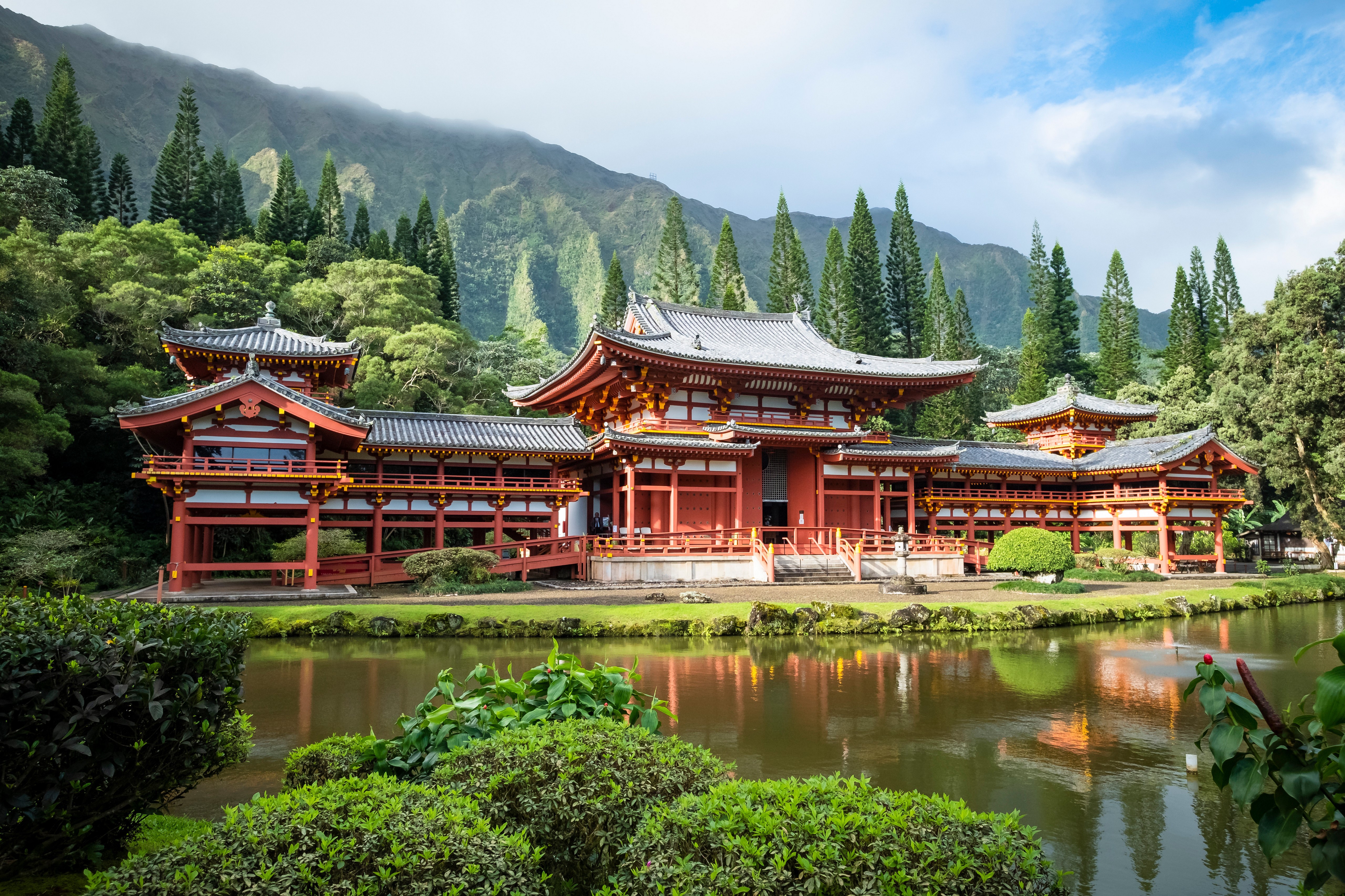 Byodo-In Temple with Pond and Mountains, Hawaii HD Wallpaper