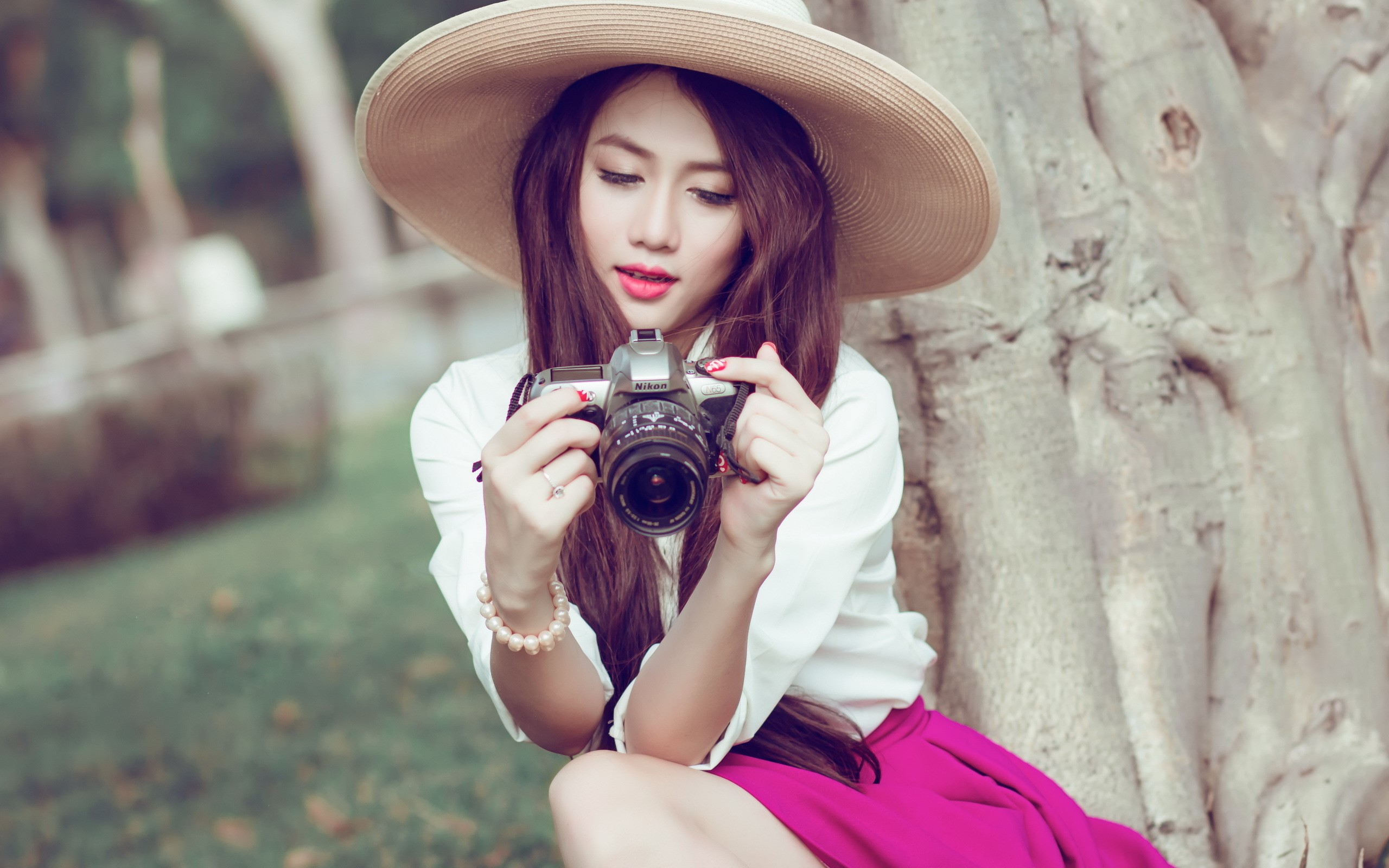 Asian woman with hat holding a camera HD Wallpaper
