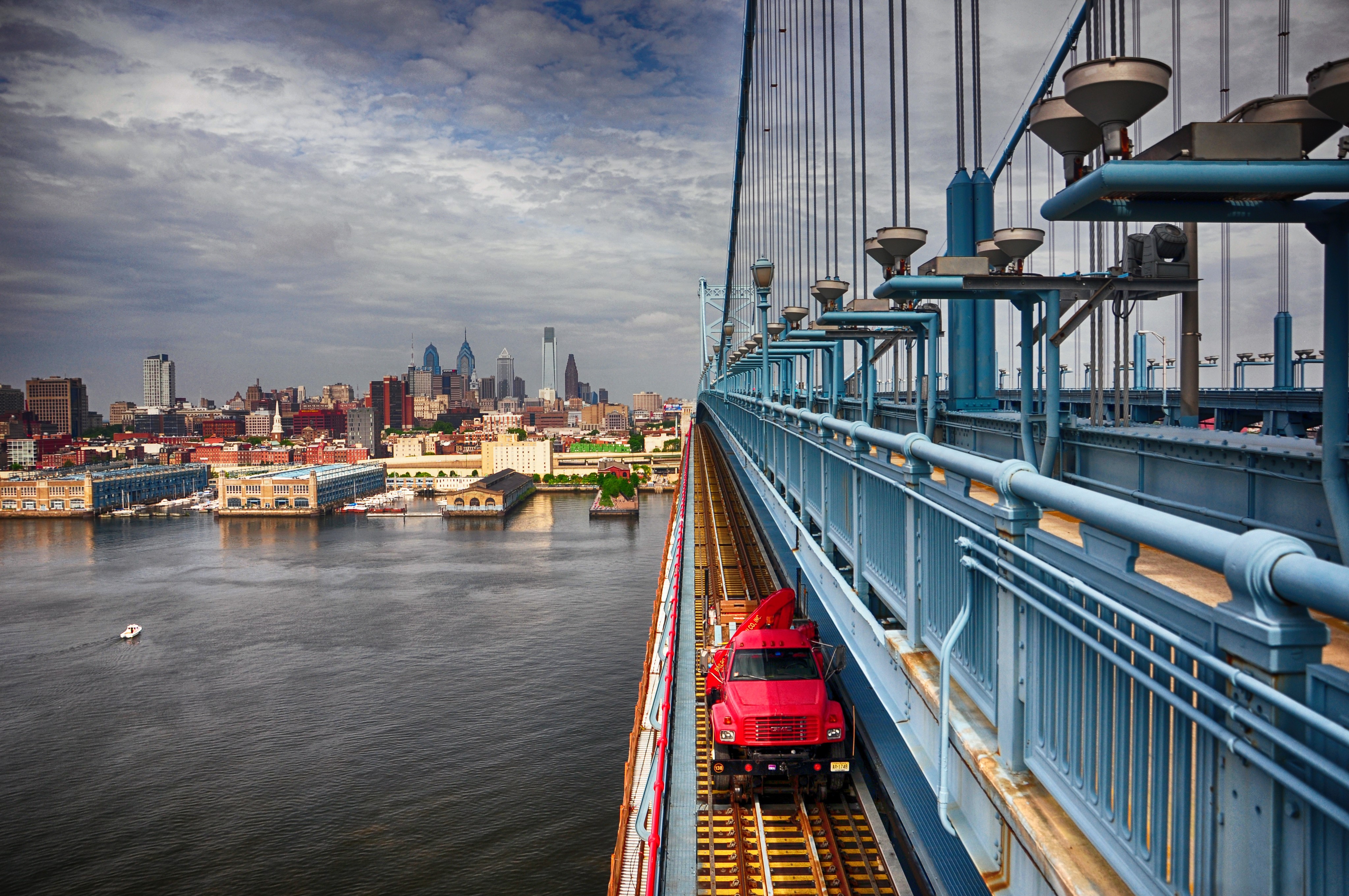 Benjamin Franklin Bridge with Philadelphia skyline HD Wallpaper