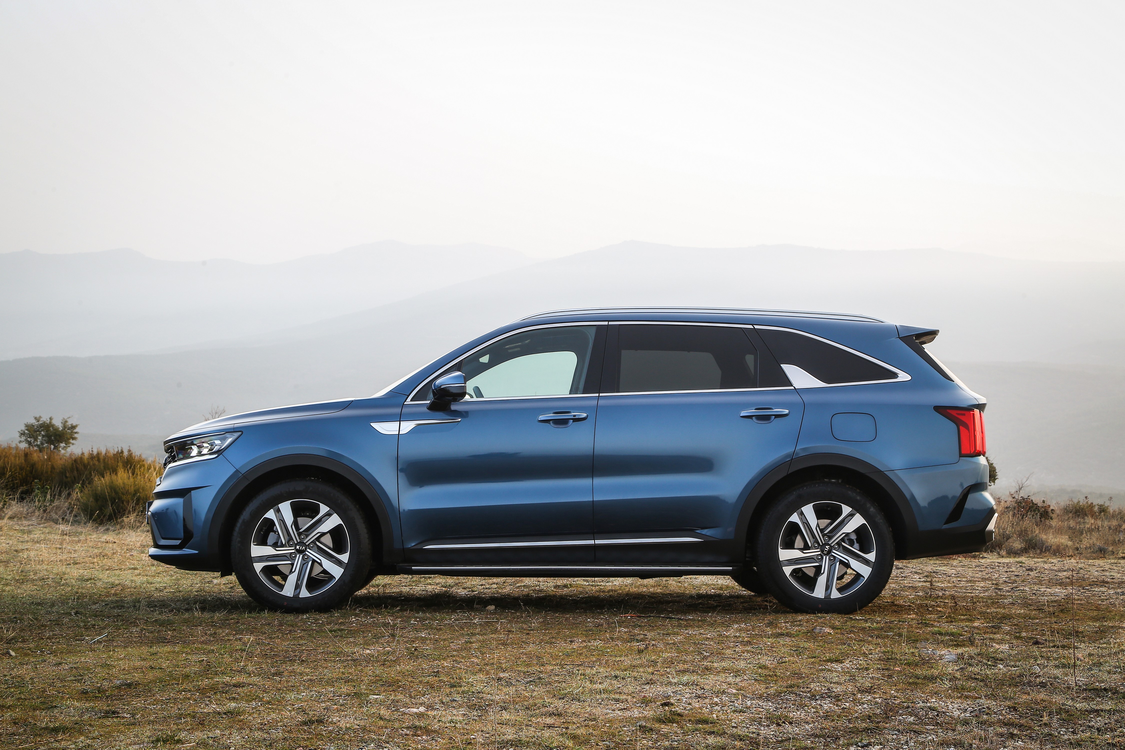 KIA Sorento Plug-in Hybrid (MQ4) Metallic Blue Side View HD Wallpaper