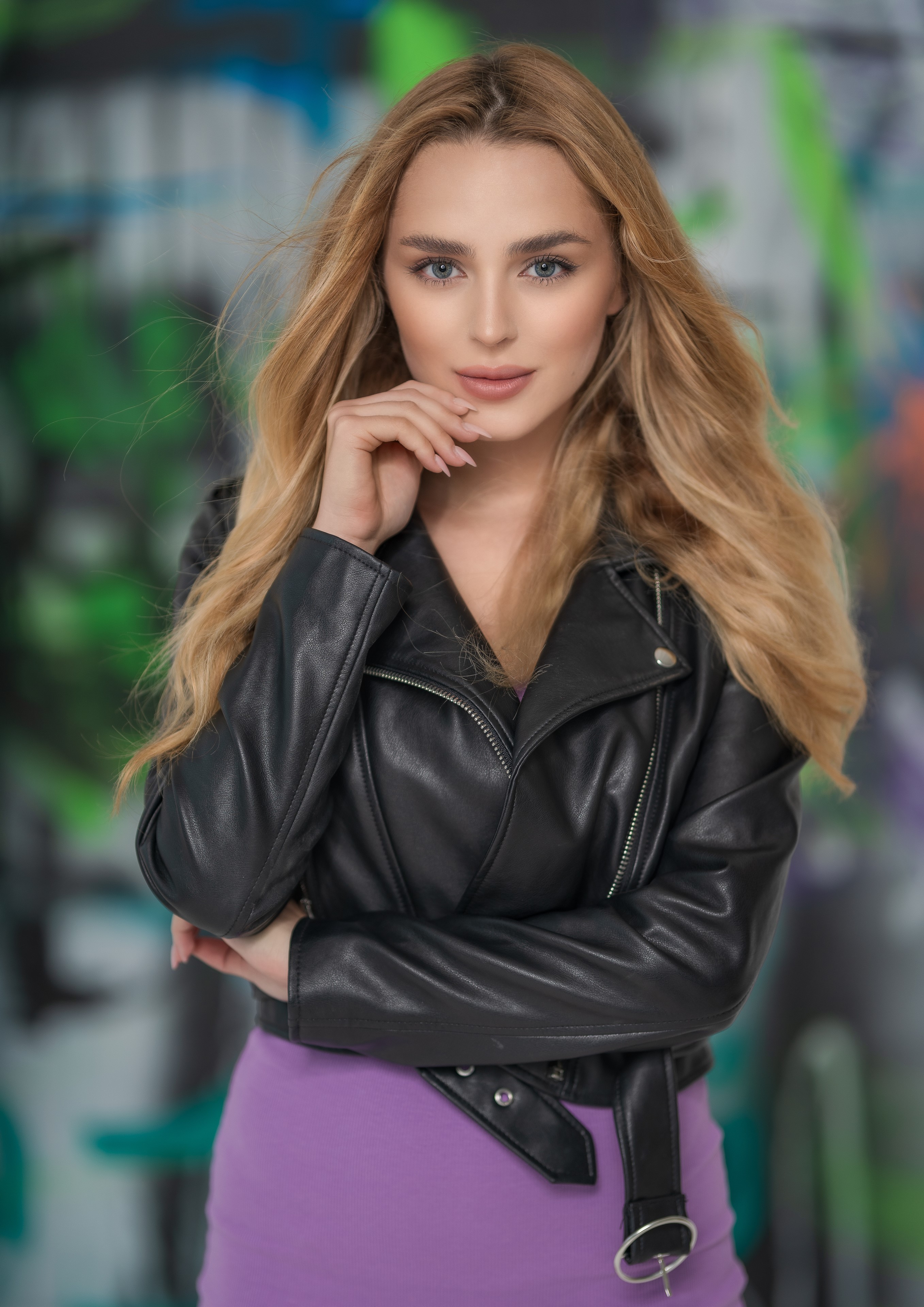 Sara Teclaw in a black leather jacket HD Phone Wallpaper