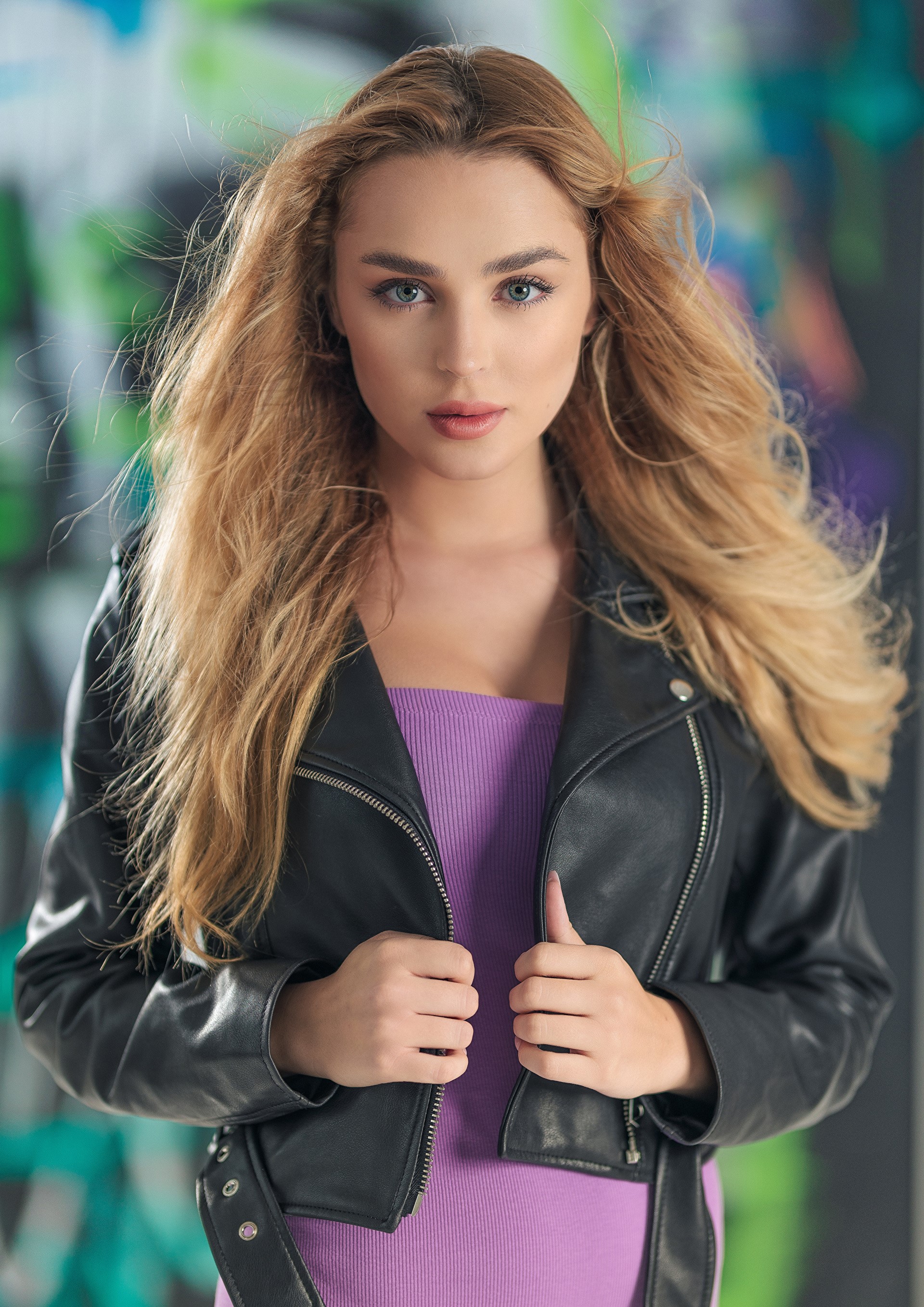 Sara Teclaw wearing a leather jacket HD Phone Wallpaper