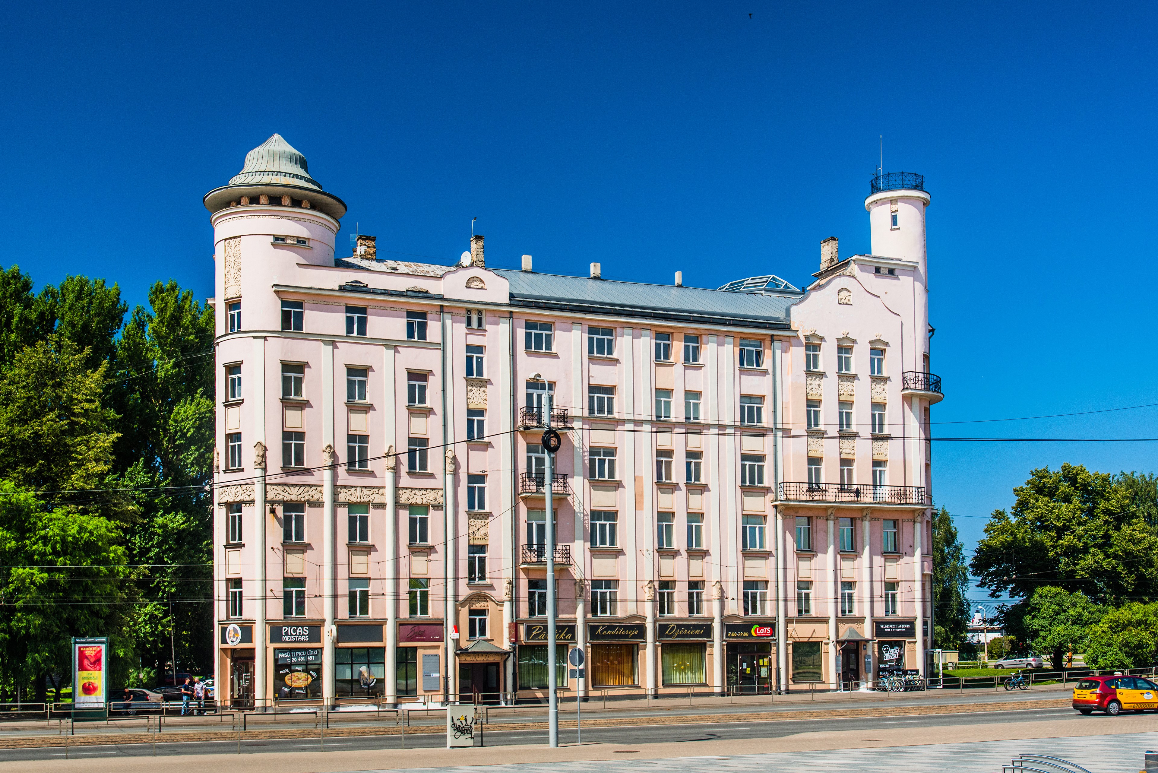 Art Nouveau building in Riga, Latvia HD Wallpaper