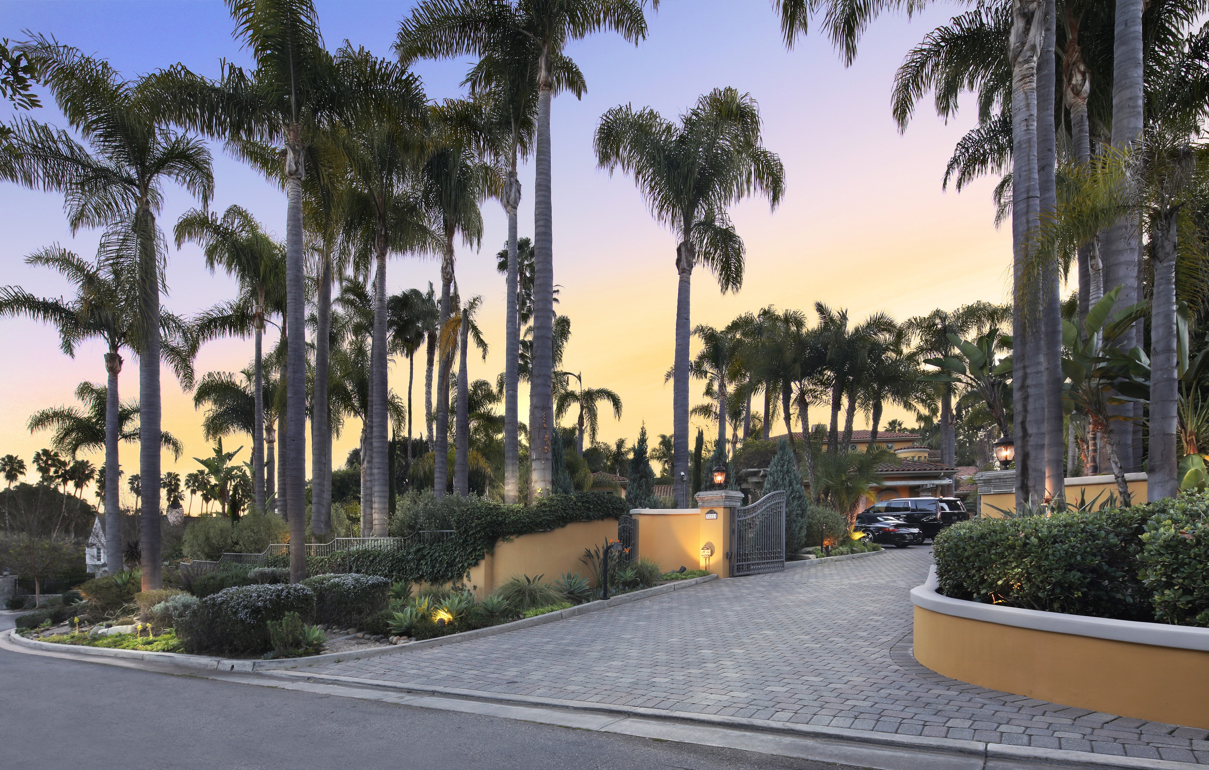 4K Mansion Gate with Palms in San Juan Capistrano, California HD Wallpaper