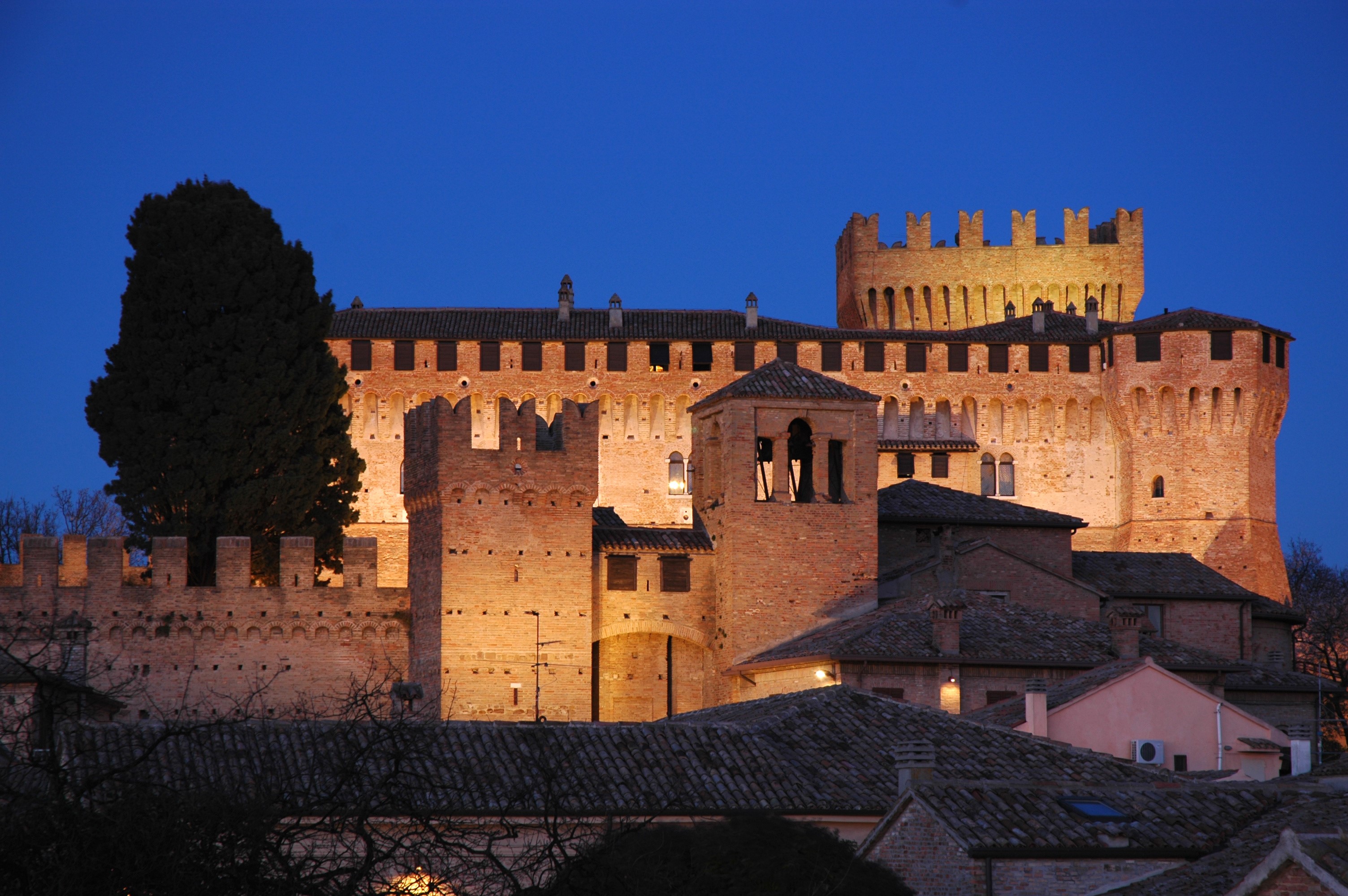 Gradara Fortress at night, Italy HD Wallpaper