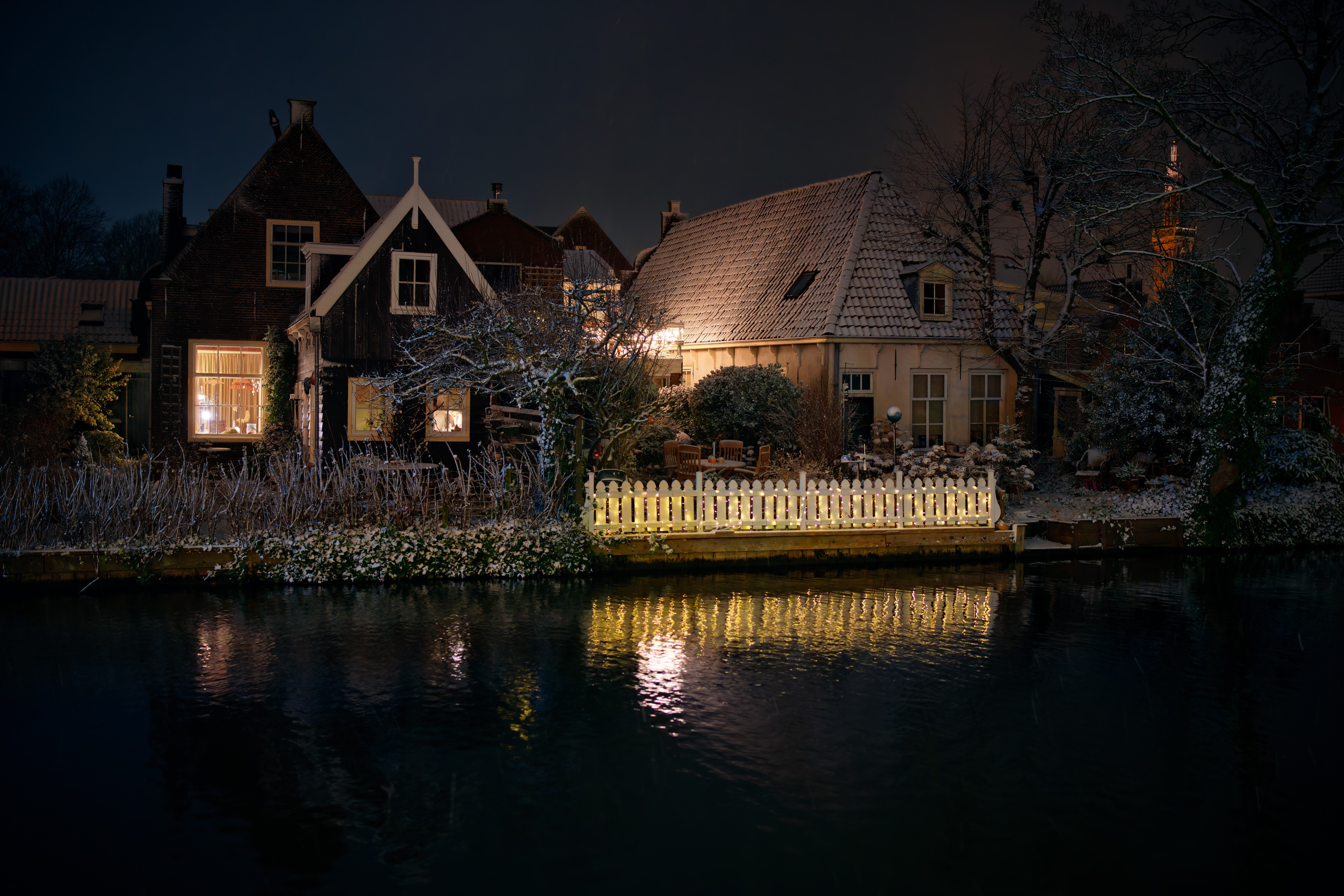 Houses by a canal at night in Edam, Netherlands HD Wallpaper