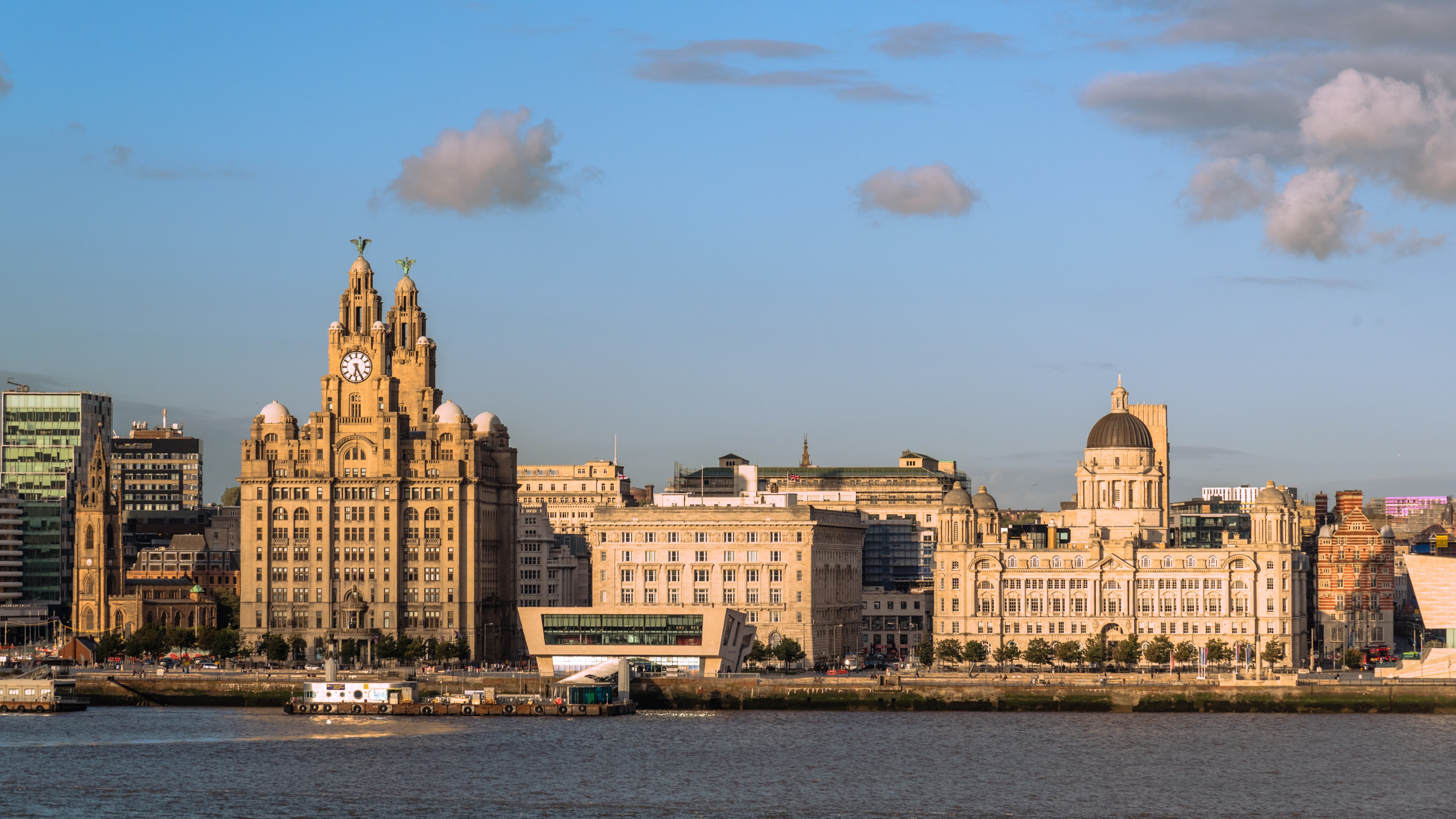 Liverpool skyline with Royal Liver Building and River Mersey HD Wallpaper