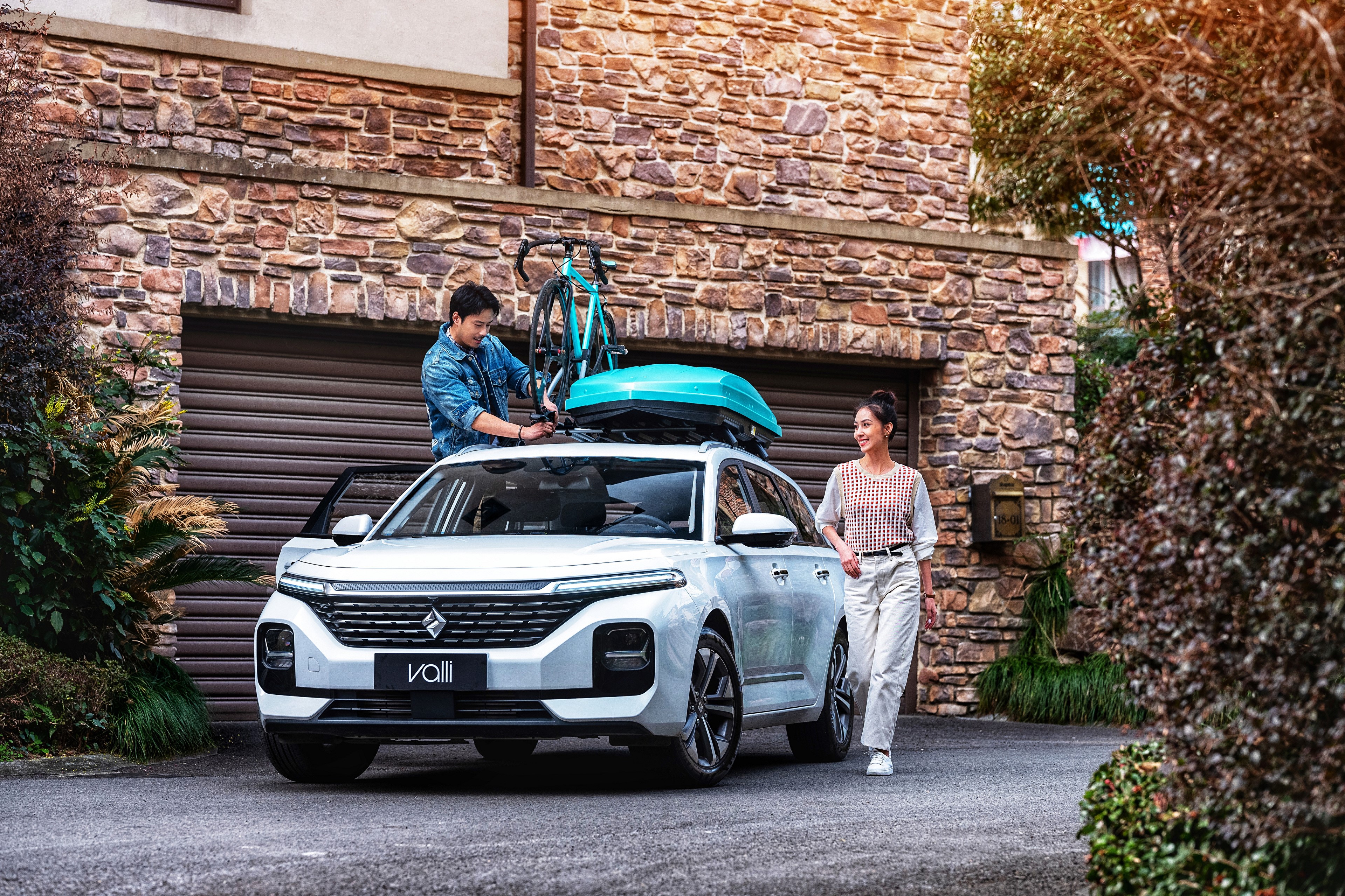 4K White Valli Estate Car with Bicycle and Cargo Box HD Wallpaper