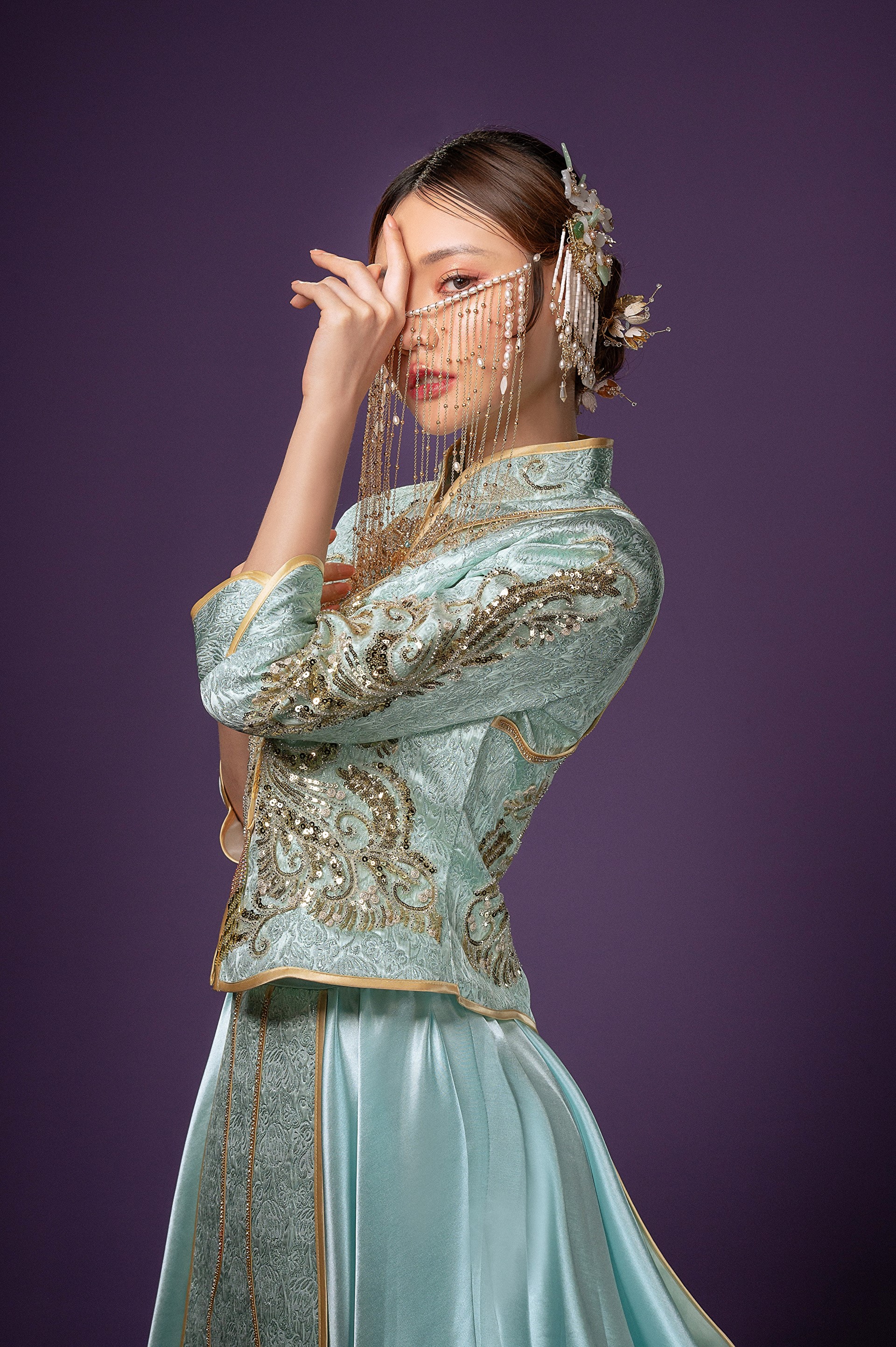 Woman in traditional Asian dress with veil and jewelry HD Phone Wallpaper